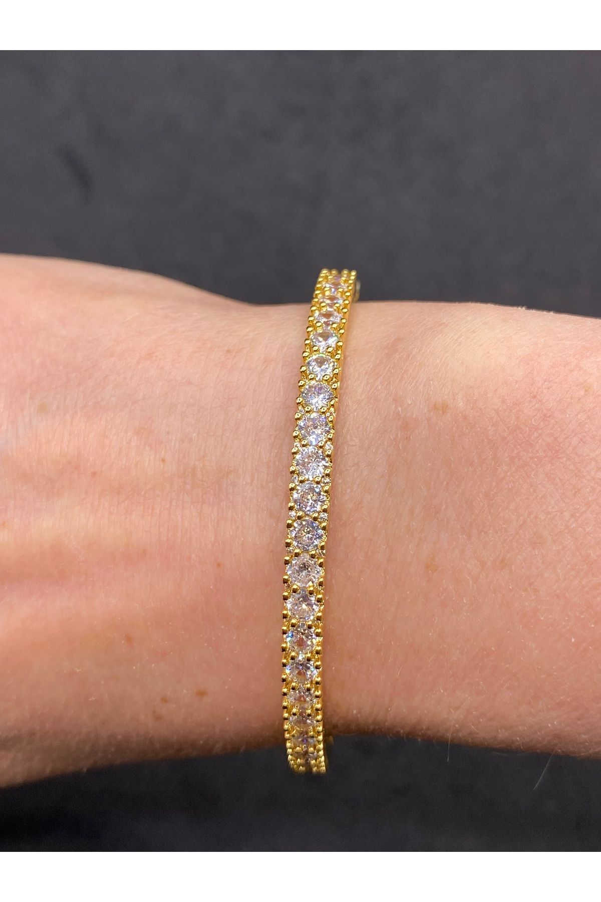 Jiji Jewelery Sıra Kare Taş Su Yolu Altın Renk Paslanmaz Çelik Kelepçe Bileklik