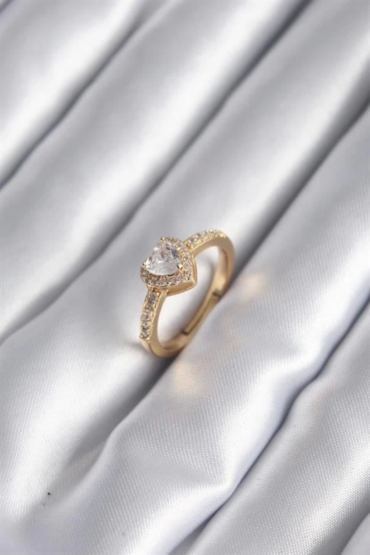 Lale Moda Pirinç Gold Renk Zirkon Taşlı Kalp Charm Model Kadın Yüzük