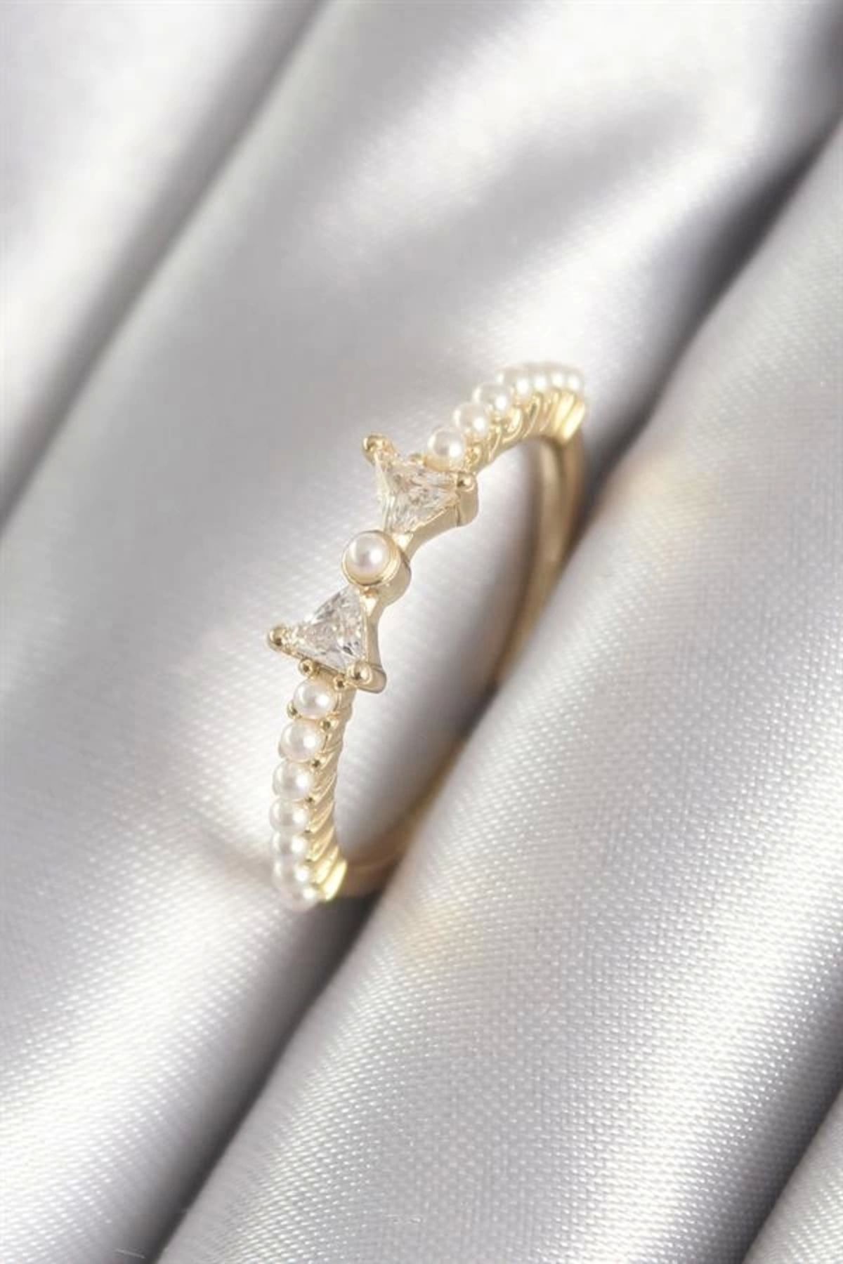 Lale Moda Pirinç Gold Renk Zirkon Taşlı Kurdele İnci Detay Kadın Yüzük