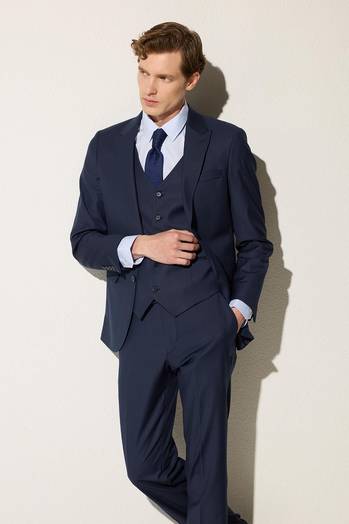 Tudors Erkek Slim Fit Lacivert Esnek Likralı Kumaş Sivri Yaka Yelekli Takım Elbise