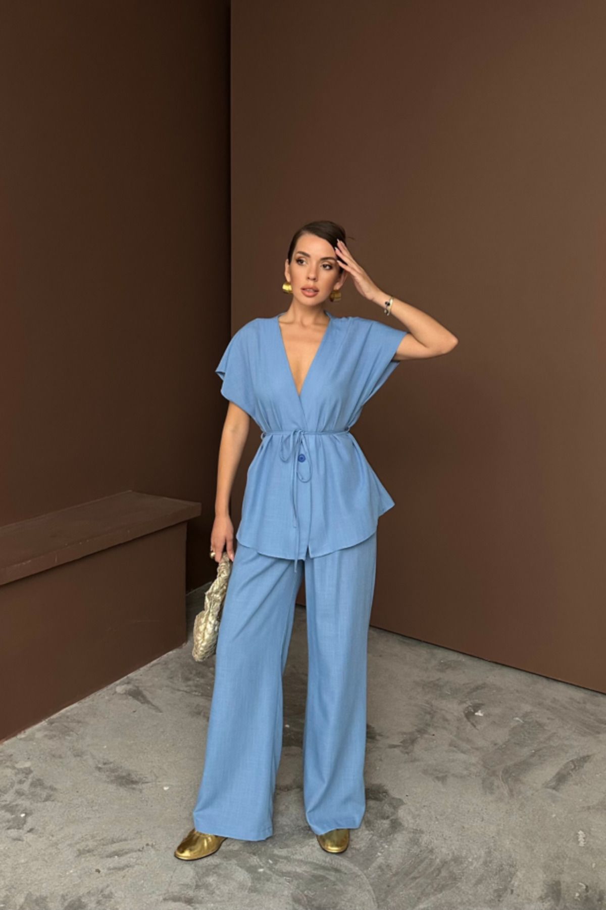 1001moda KETEN V YAKA BELDEN BAĞLAMALI BLUZ-PANTOLON TAKIM - Mavi