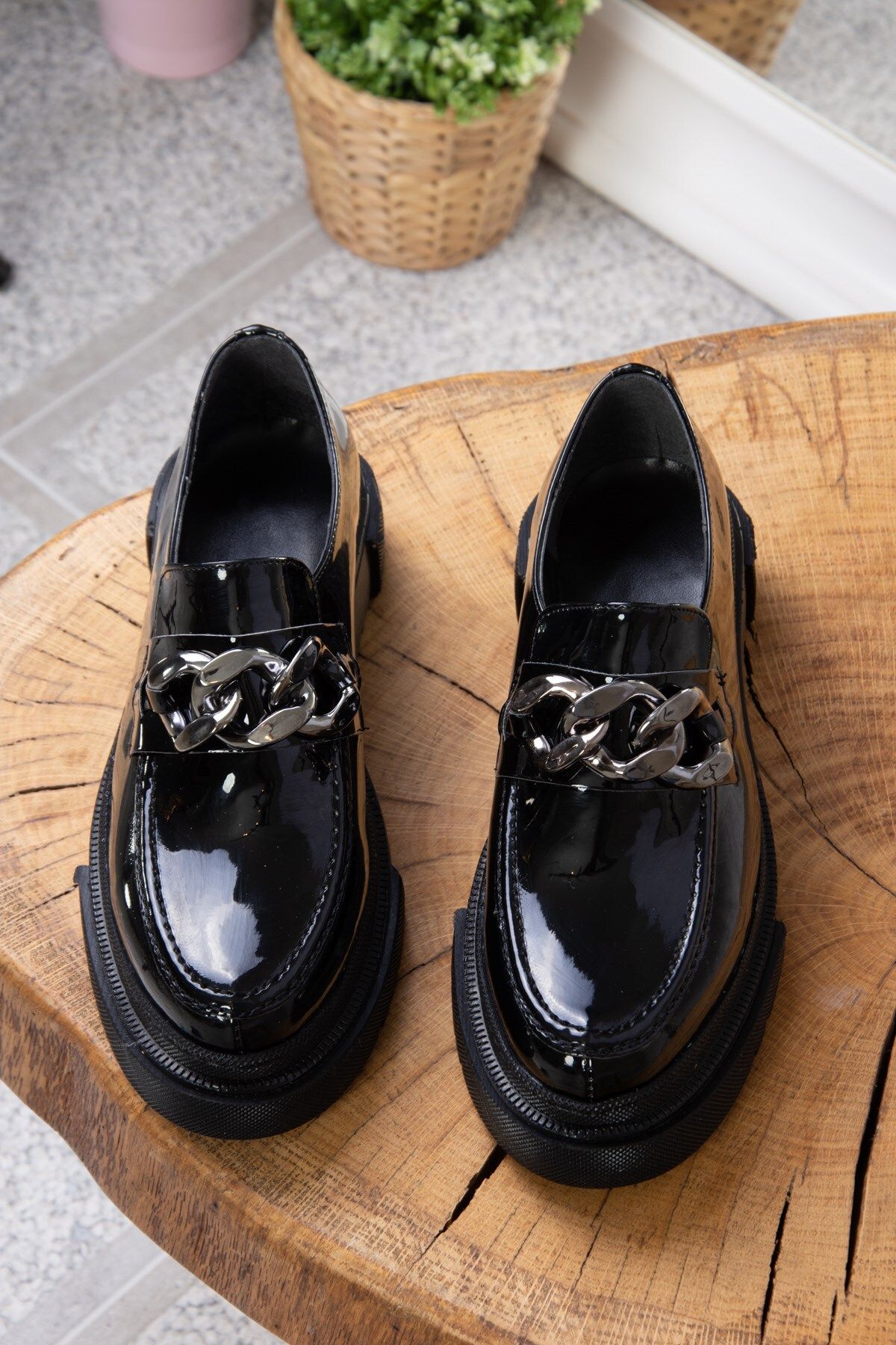 Fox Shoes-Čierna lakovaná dámska obuv na voľný čas s hrubou podrážkou K294760008 5