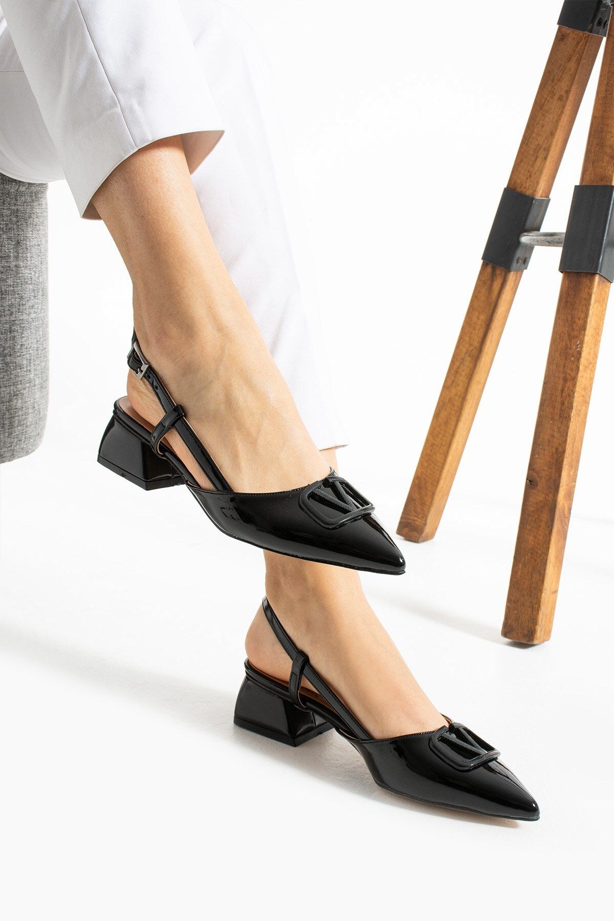 AlbiShoes Kadın Kare Topuklu 4 CM Rugan Sivri Burun Arkası Açık V Toka İş Ofis Günlük Kadın Ayakkabı