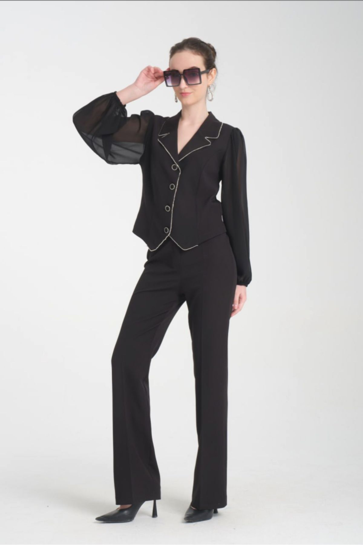 POLENN ŞİFON KOLLU VE GÜMÜŞ DETAYLI BLAZER CEKET VE DÜZ KESİM PANTOLON