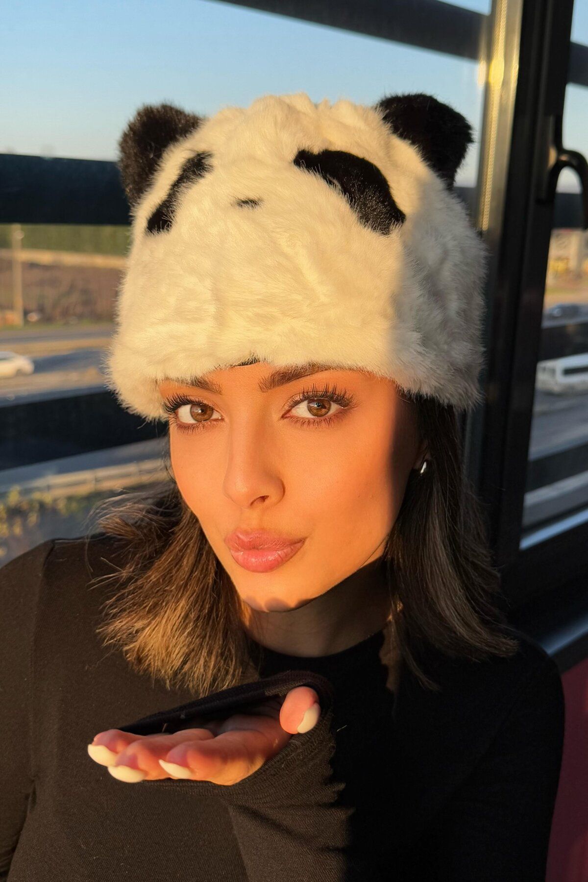 TAKIŞTIR Siyah Ve Beyaz Renk Panda Figürlü Peluş Şapka