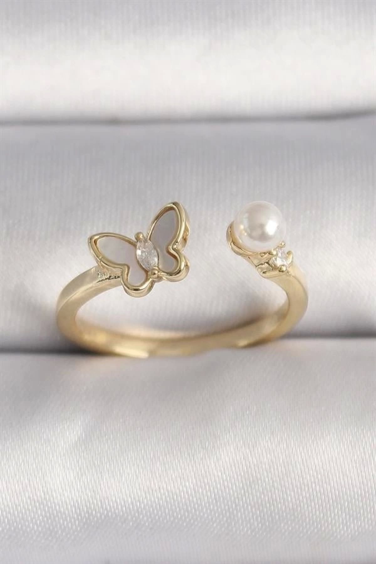 Lale Moda Pirinç Gold Renk Zirkon Taş Detaylı Beyaz Mineli Kelebek Model İnci Detay Ayarlanabilir Yüzük