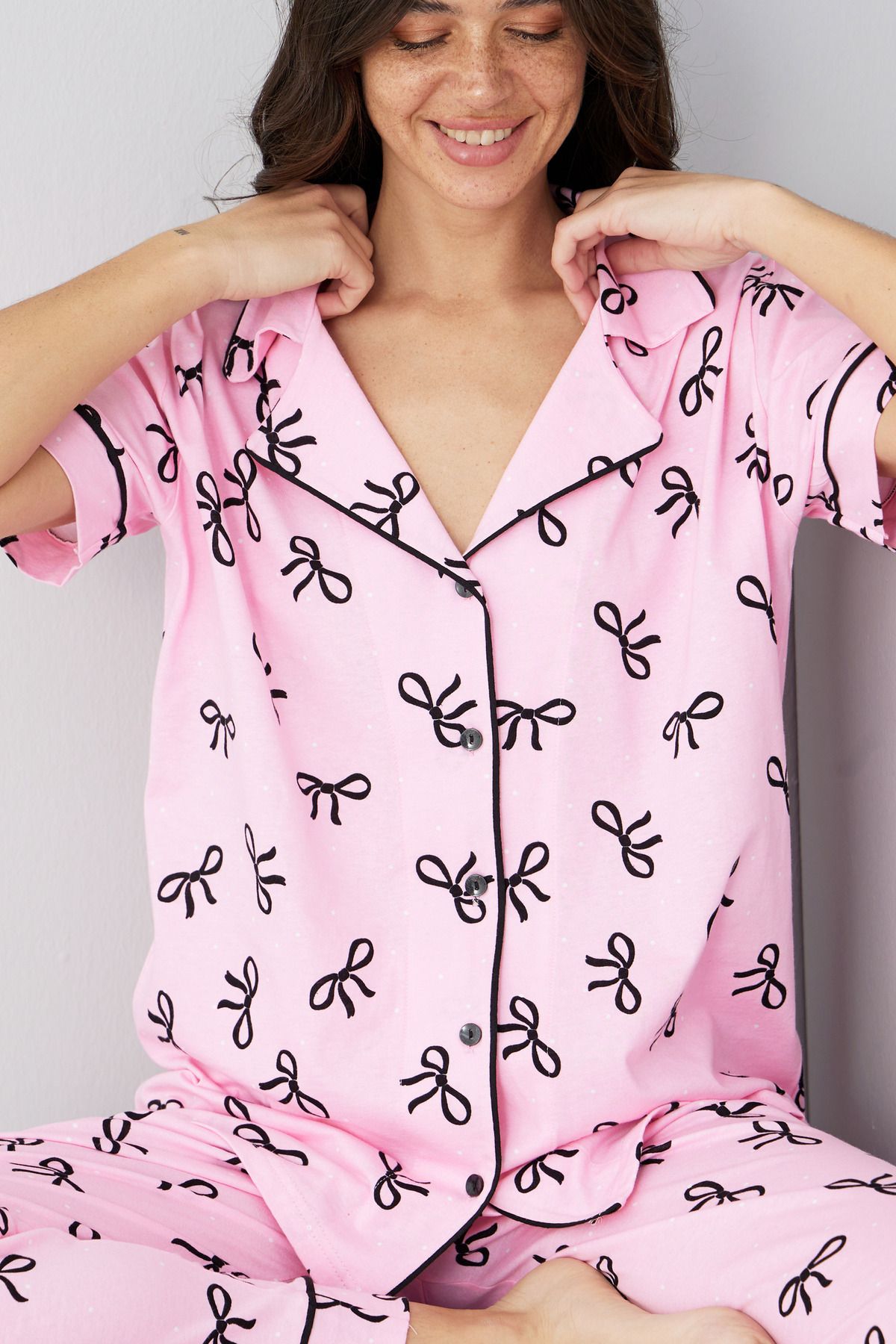 Siyah İnci pembe siyah fiyonk desenli Pamuklu Düğmeli Biyeli Örme Pijama Takım7886