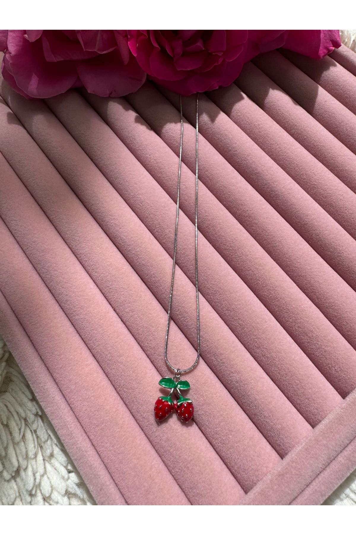 Gleemy accesories İnce zarif gümüş zincir ile çilek figürlü şık kadın kolye