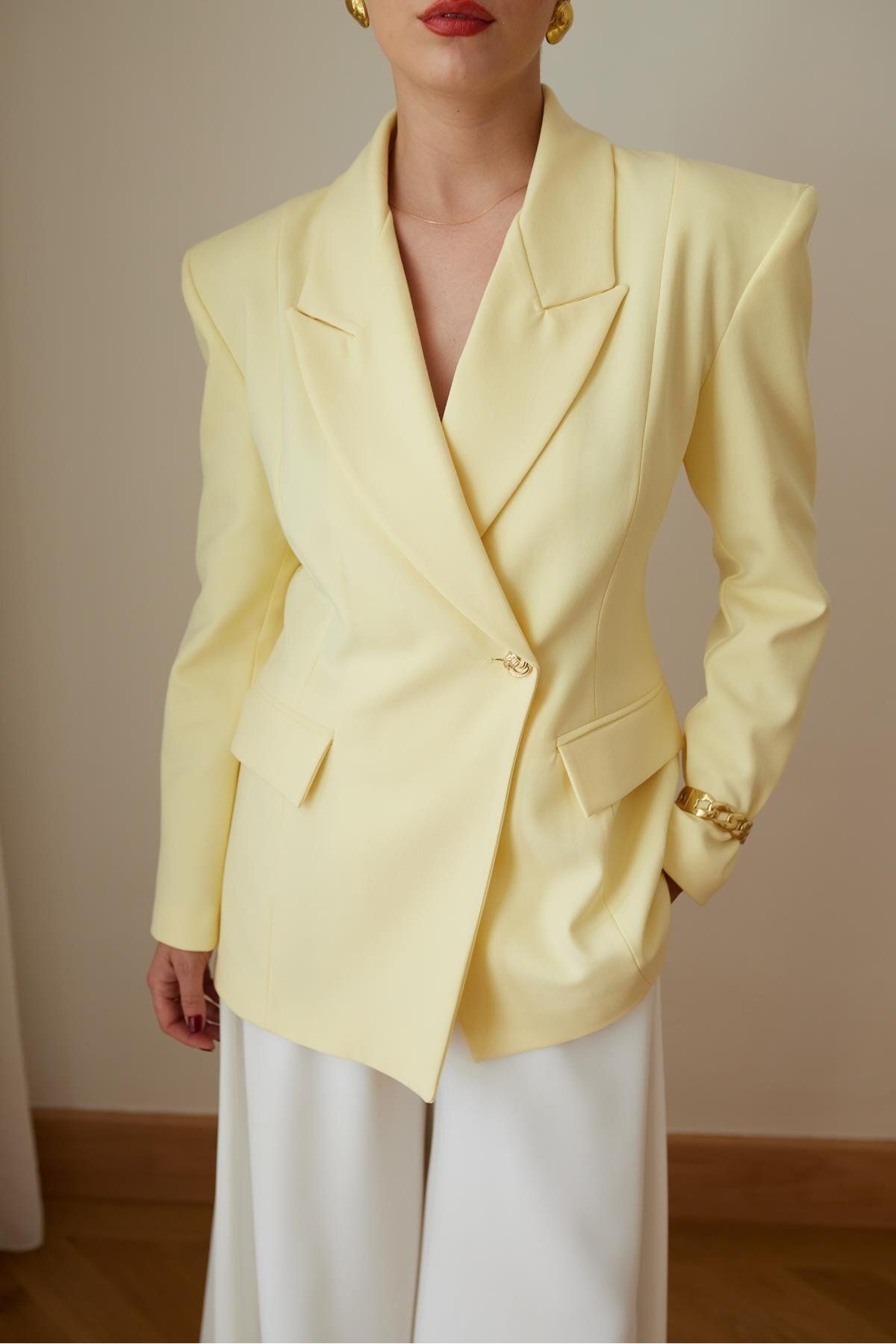 Askı Nişantaşı Sarı Vatkalı Gold Düğme Detaylı Blazer Ceket