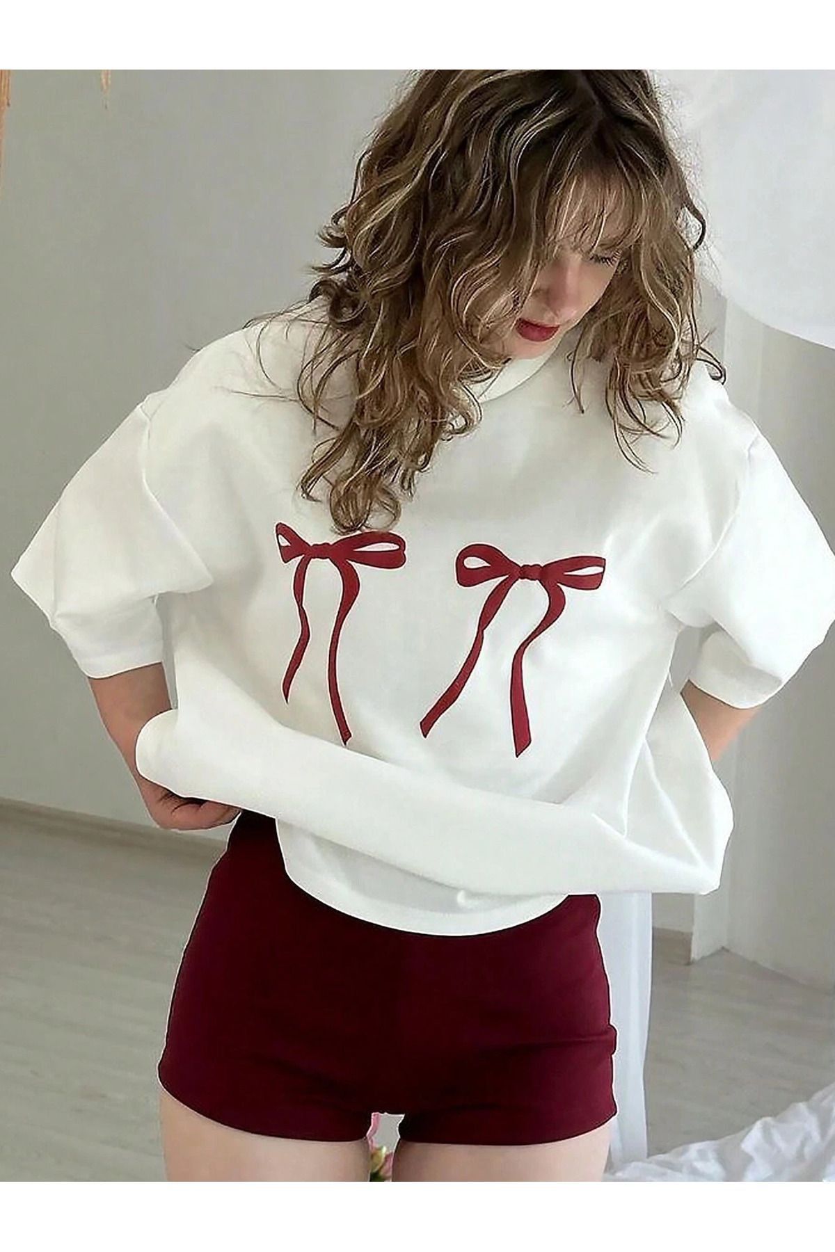 H&GHAMLEGİYİM Kadın Beyaz Kurdela Baskılı Tshirt - Bisiklet Yaka