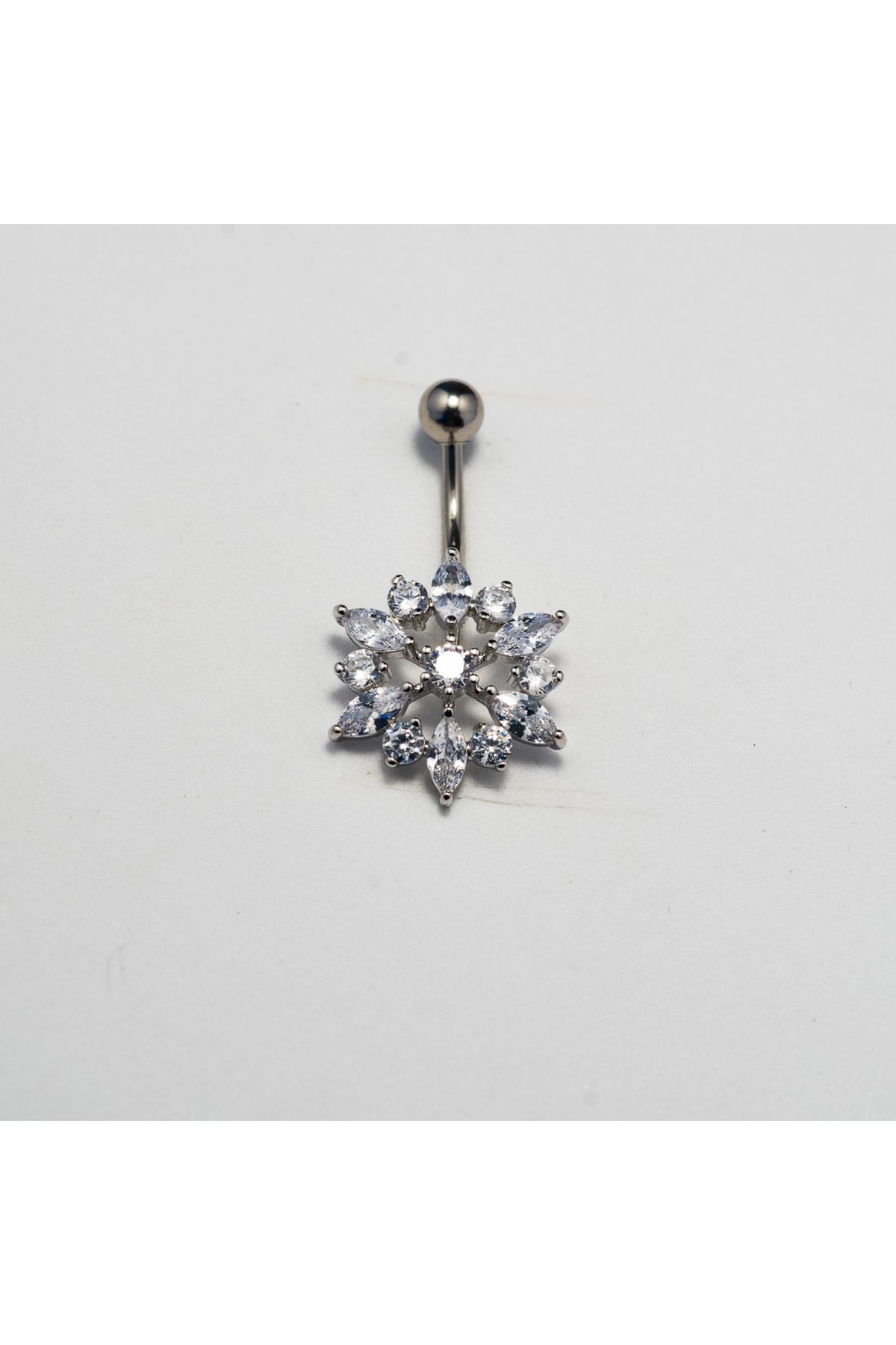 Piercing by Sever ÇİÇEK MODEL CERRAHİ ÇELİK GÖBEK BELLY PIERCING… GÜMÜŞ/SILVER RENKLİ ve ŞEFFAF TAŞLI.
