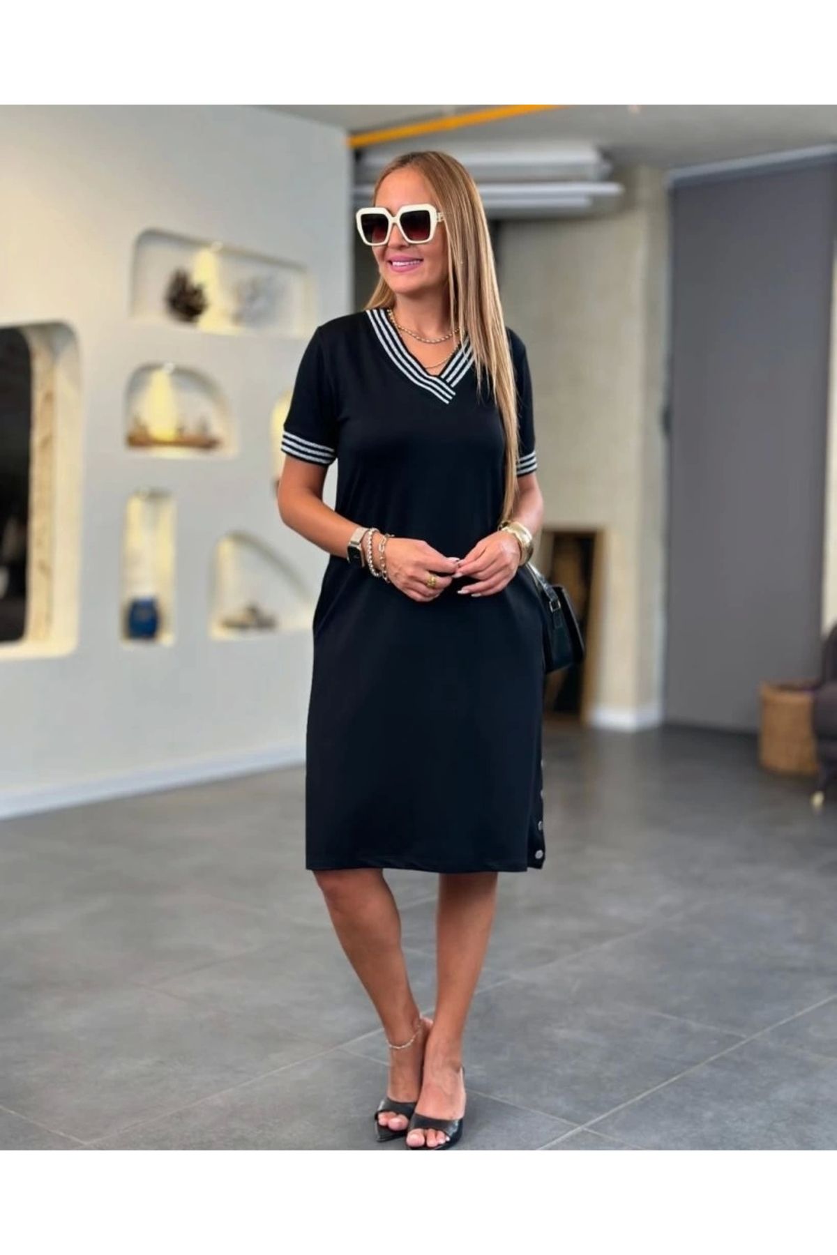 Butik Kadın Kısa Kollu V Yakalı Yanlardan Yırtmaç Ve Düğmeli Viskon Iki Iplik Elbise