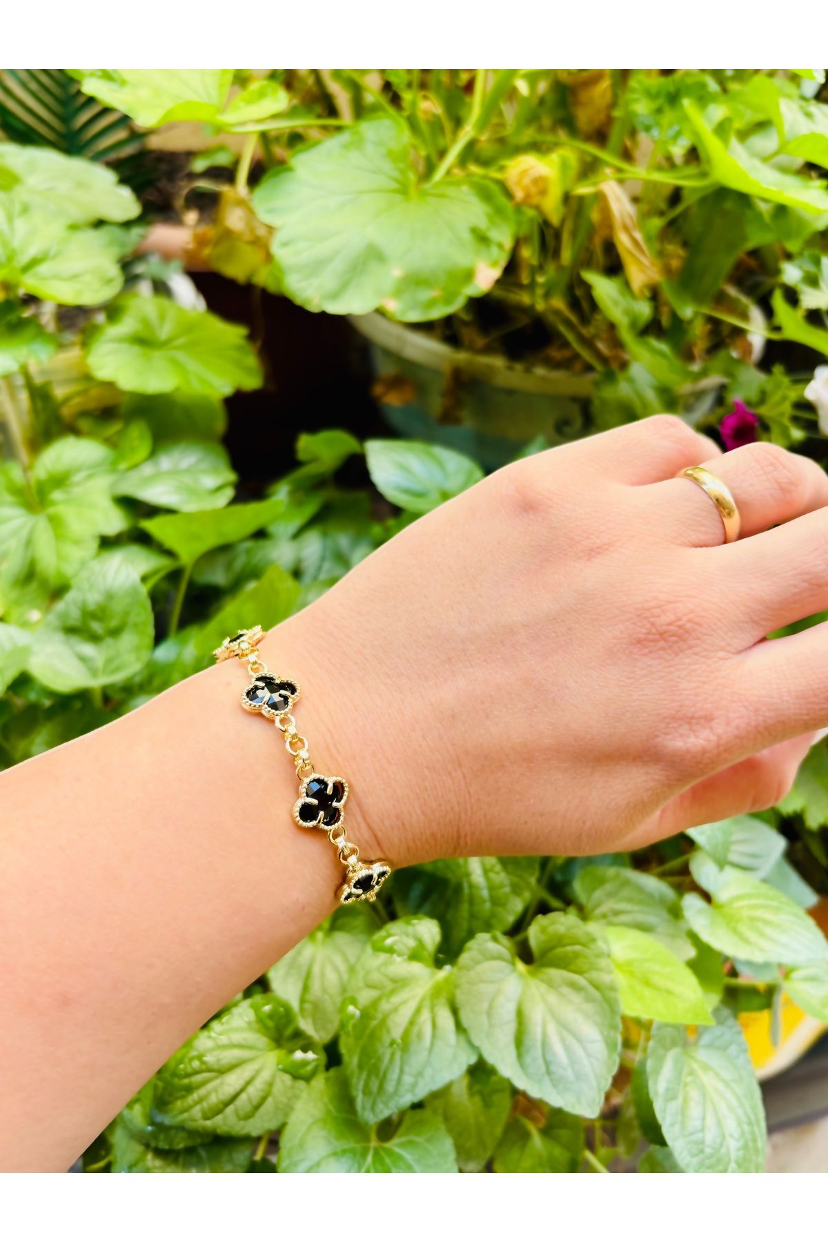 henahera accessory Trendy 14k Altın Kaplama Oniks Taşlı Yonca Şans Bilekliği - Ayarlanabilir Su Geçirmez Takı