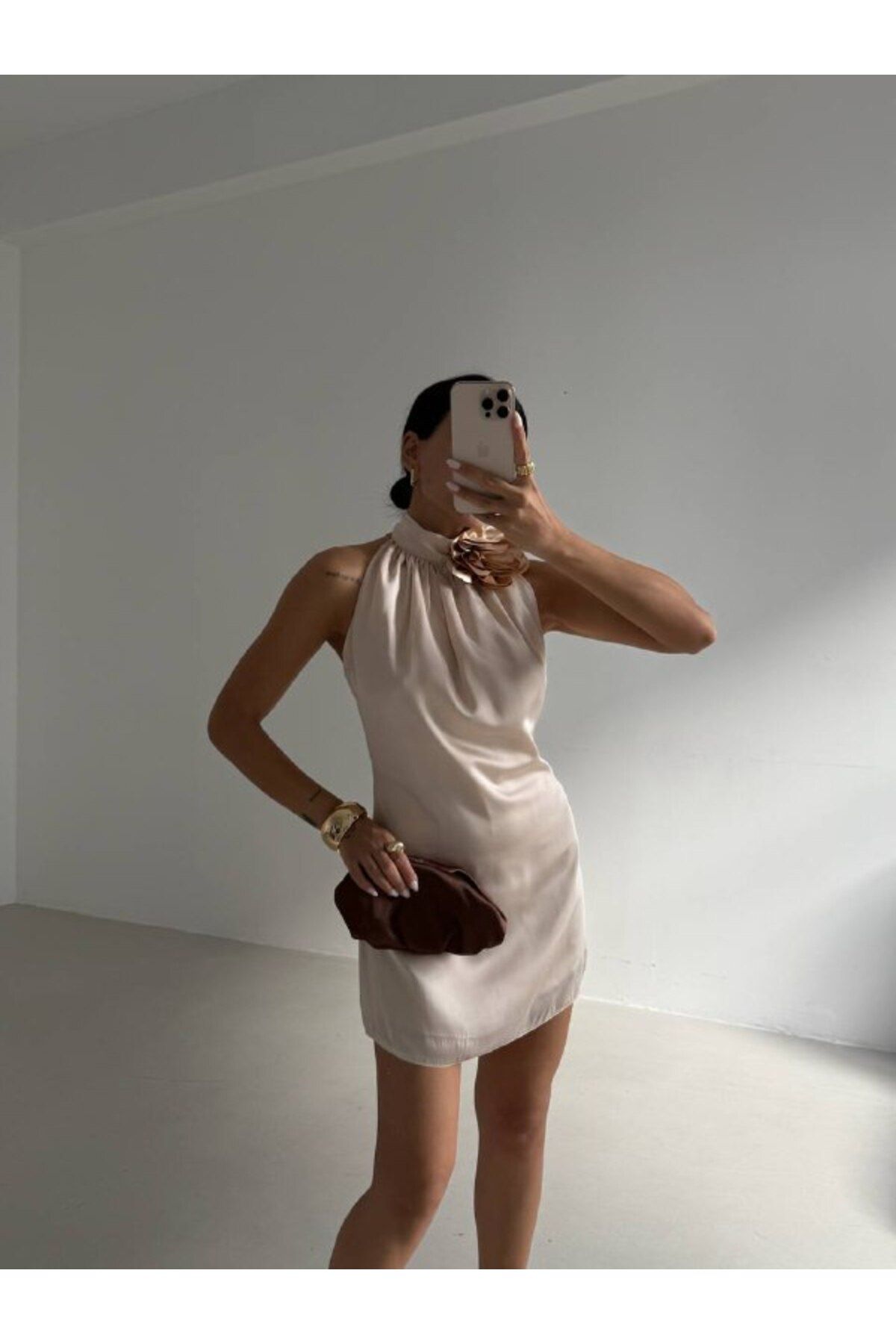 Castivo Fashion Gül Detaylı Halter Yaka Saten Mini Elbise