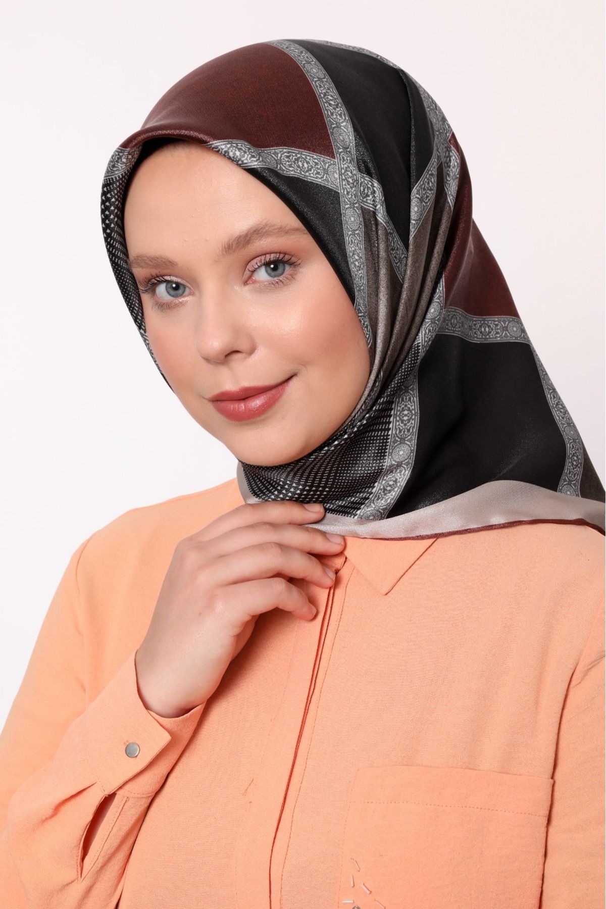 Levidor-Geometric Check Pattern Sparkling Crystal Scarf 1