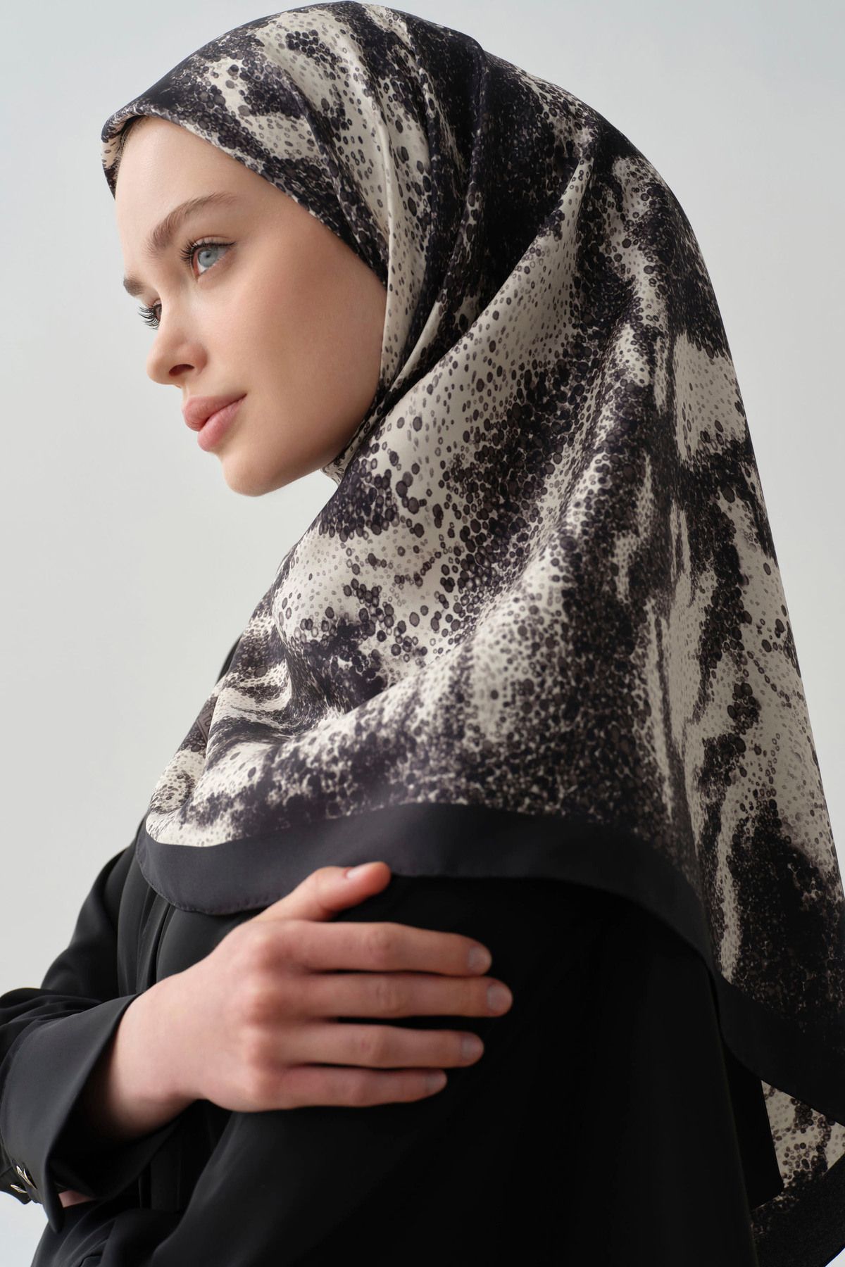 Tuğba İzel Twill İpek Eşarp - Siyah