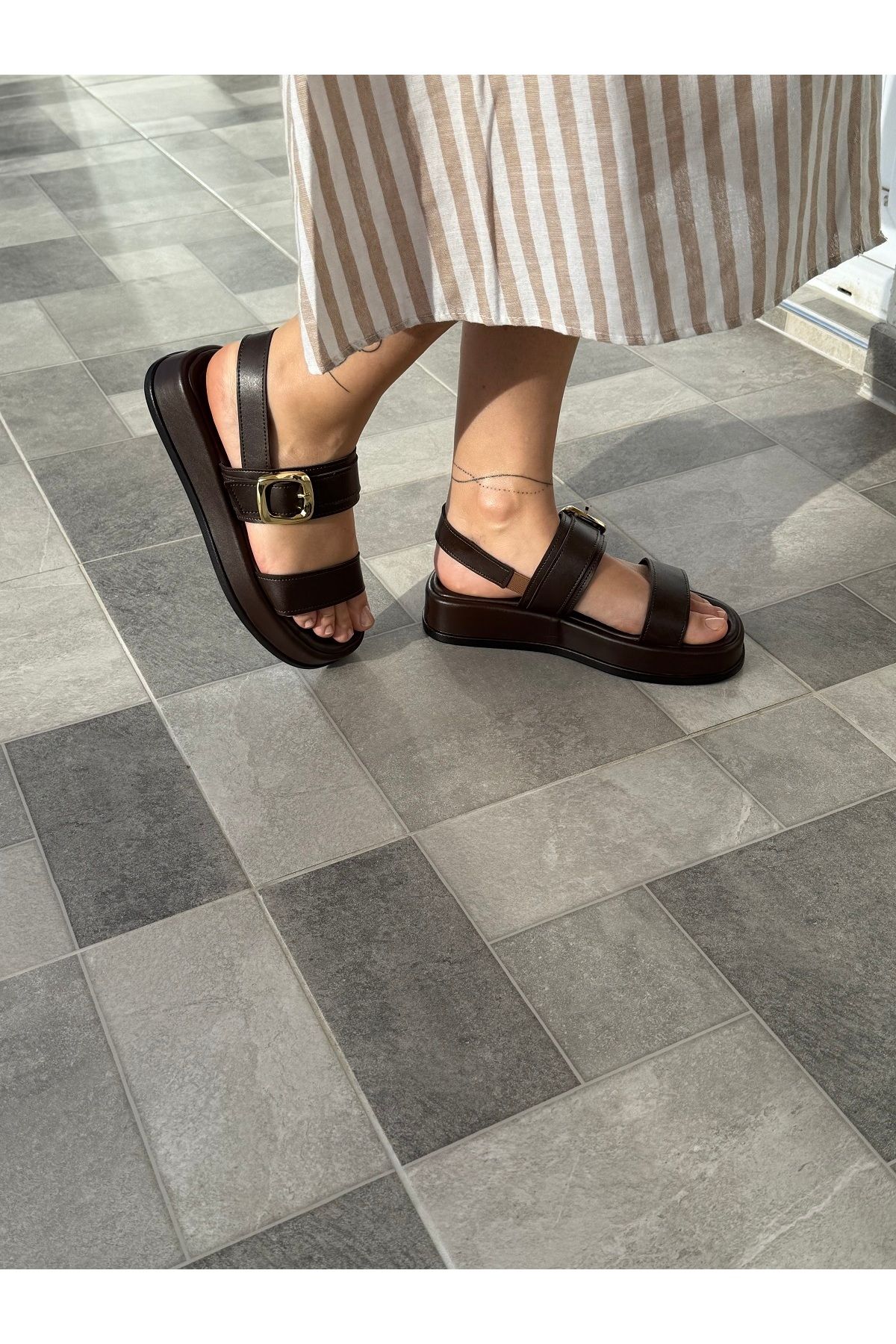BURCU COLLECTİON Ella Gold Renk Toka Detaylı Lastik Ayarlı Kahverengi Sandalet