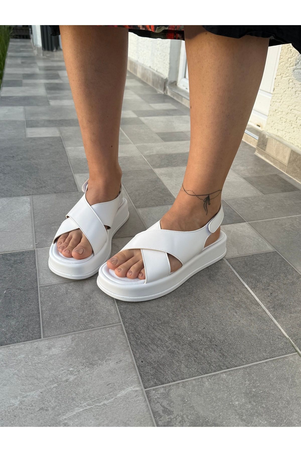 BURCU COLLECTİON Elina Cırt Detaylı Beyaz Çapraz Kadın Sandalet