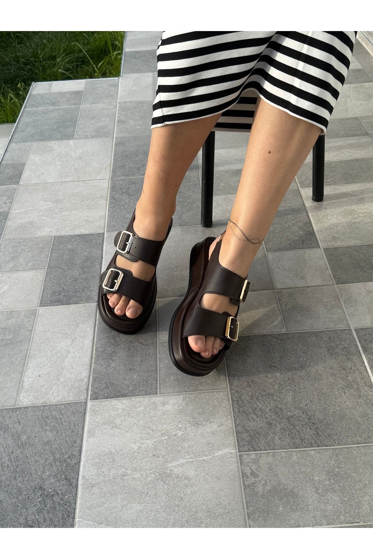 BURCU COLLECTİON Dina Çift Gold Renk Toka Detaylı Kahverengi Sandalet