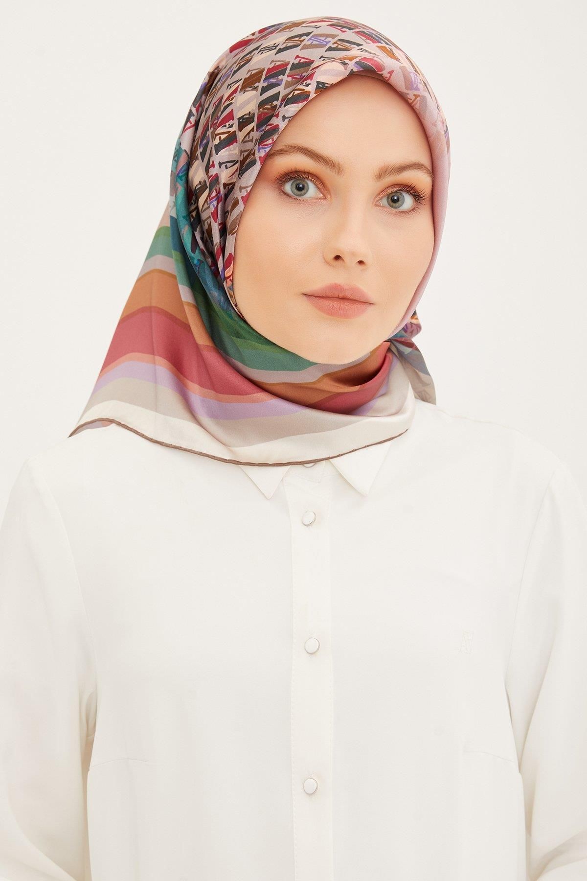 Armine İpek Eşarp Nostalji Sura 8934DS-02 Logolu Desen KREM-ÇOK RENKLİ