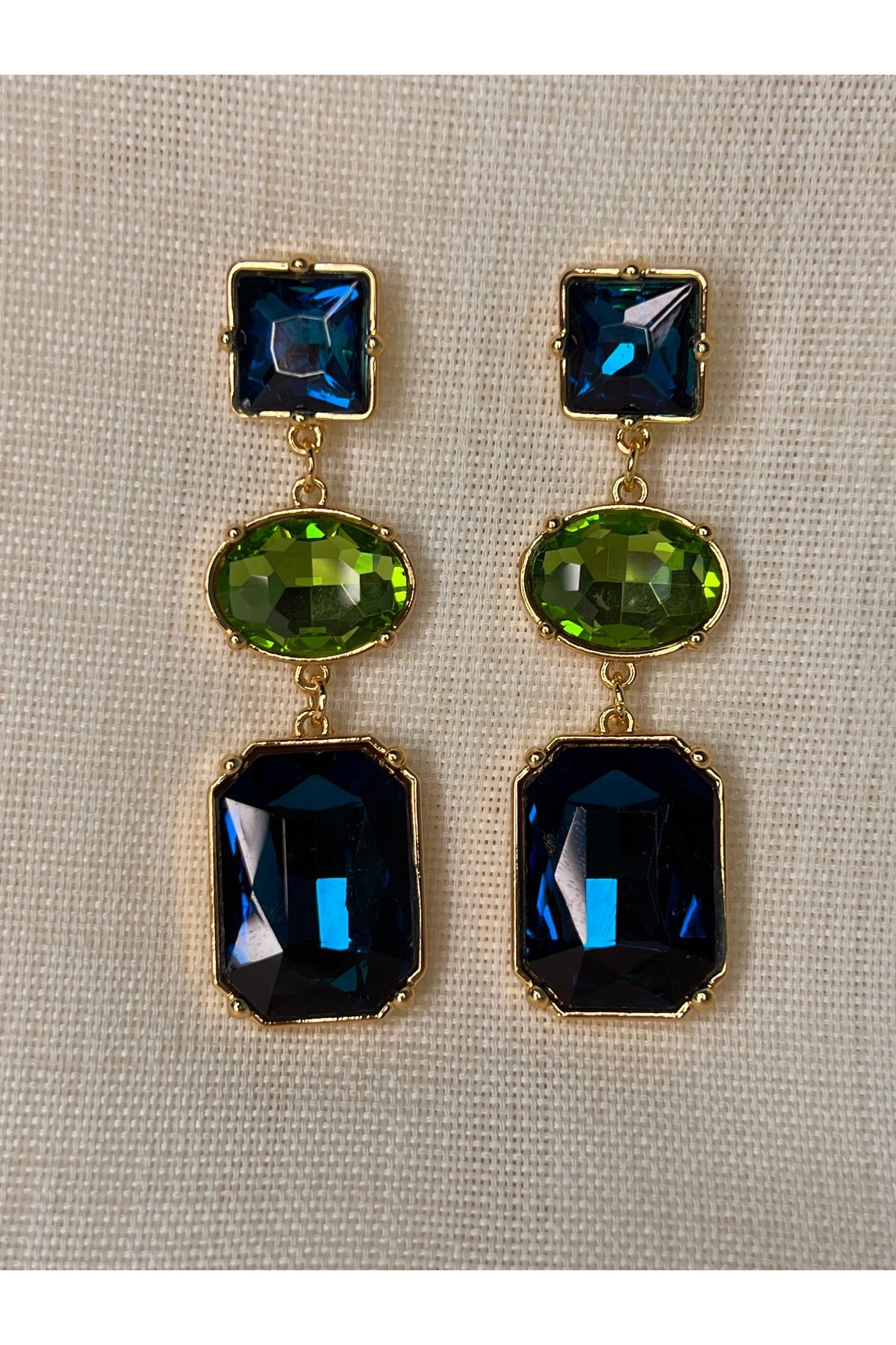 Butik PASLANMAZ ÇELİK SALLANTILI DOĞAL TAŞ GÖRÜNÜMLÜ GOLD DETAYLI KARARMAZ KÜPE