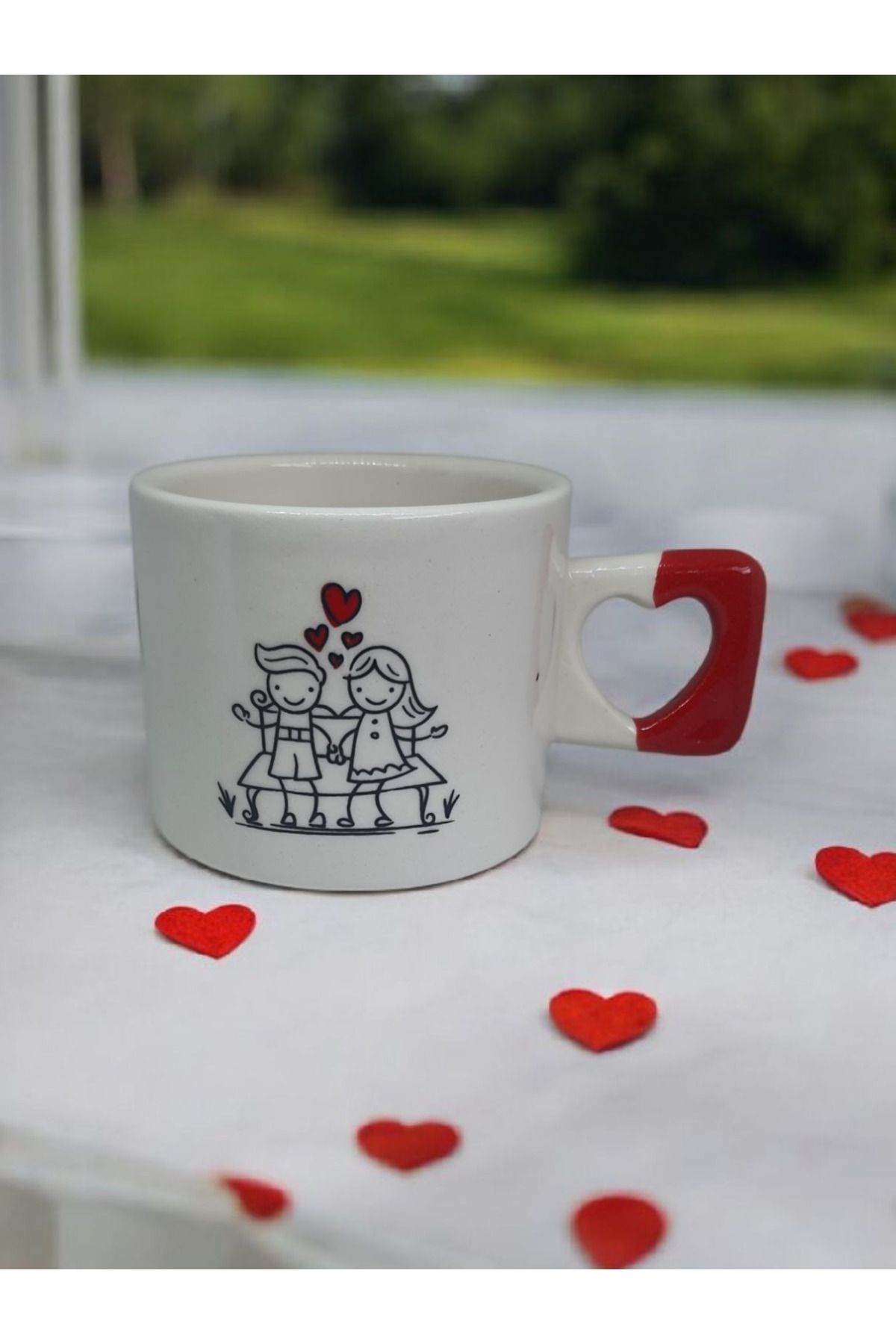 Simge Seramik Bankda Oturan Çift Çift Taraf Çizimli Kalp Kulplu El Yapımı Doğal Seramik Mug Kupa Fincan