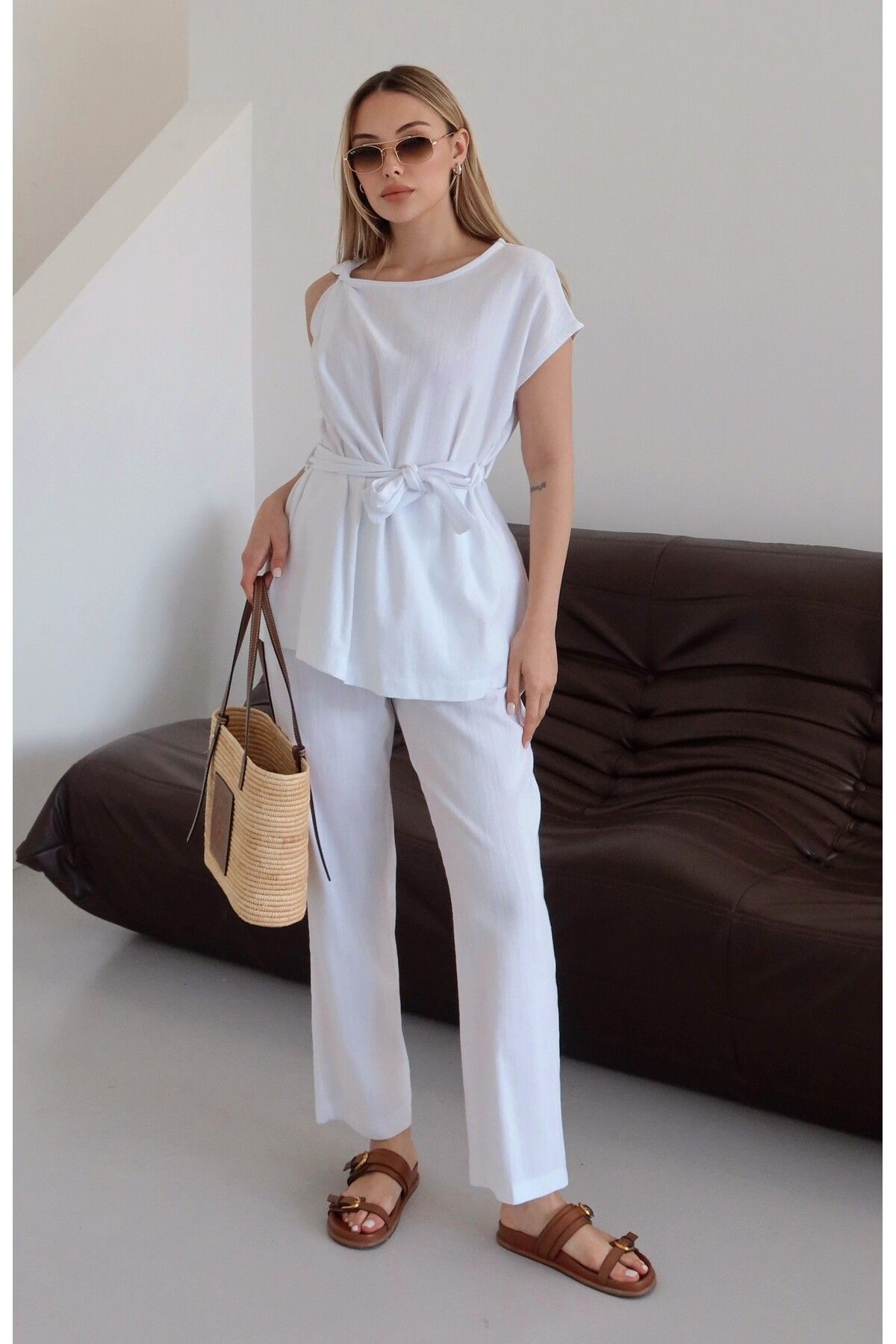 Laluvia Beyaz Omzu Burgu Detaylı Bluz Pantolon Takım - 8644