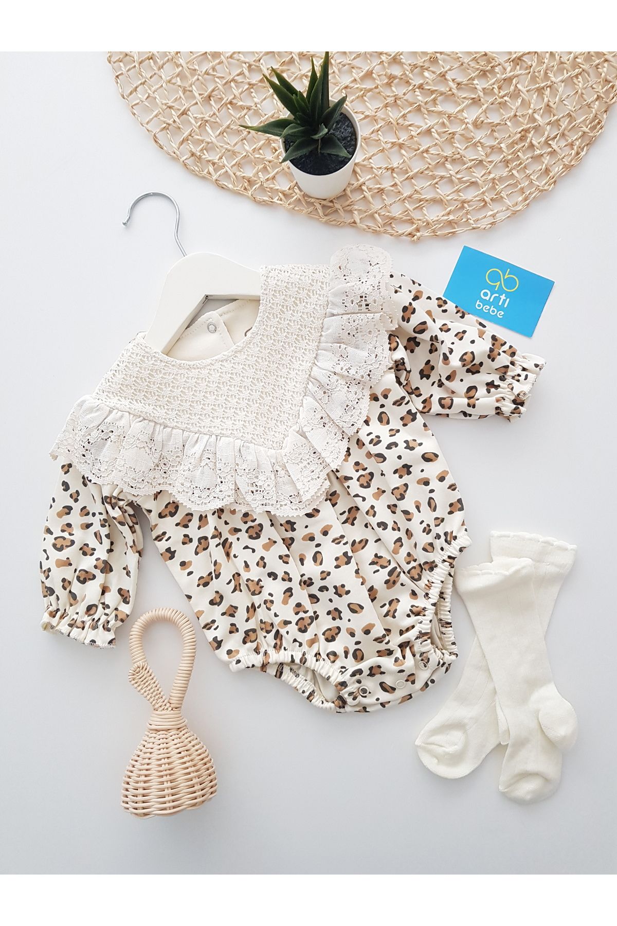 artıbebe Dantel Yakalı Leopar Desenli Kız Bebek Tulum & Çorap Seti Romper | %100 Pamuk Uzun Kollu Bebe Body