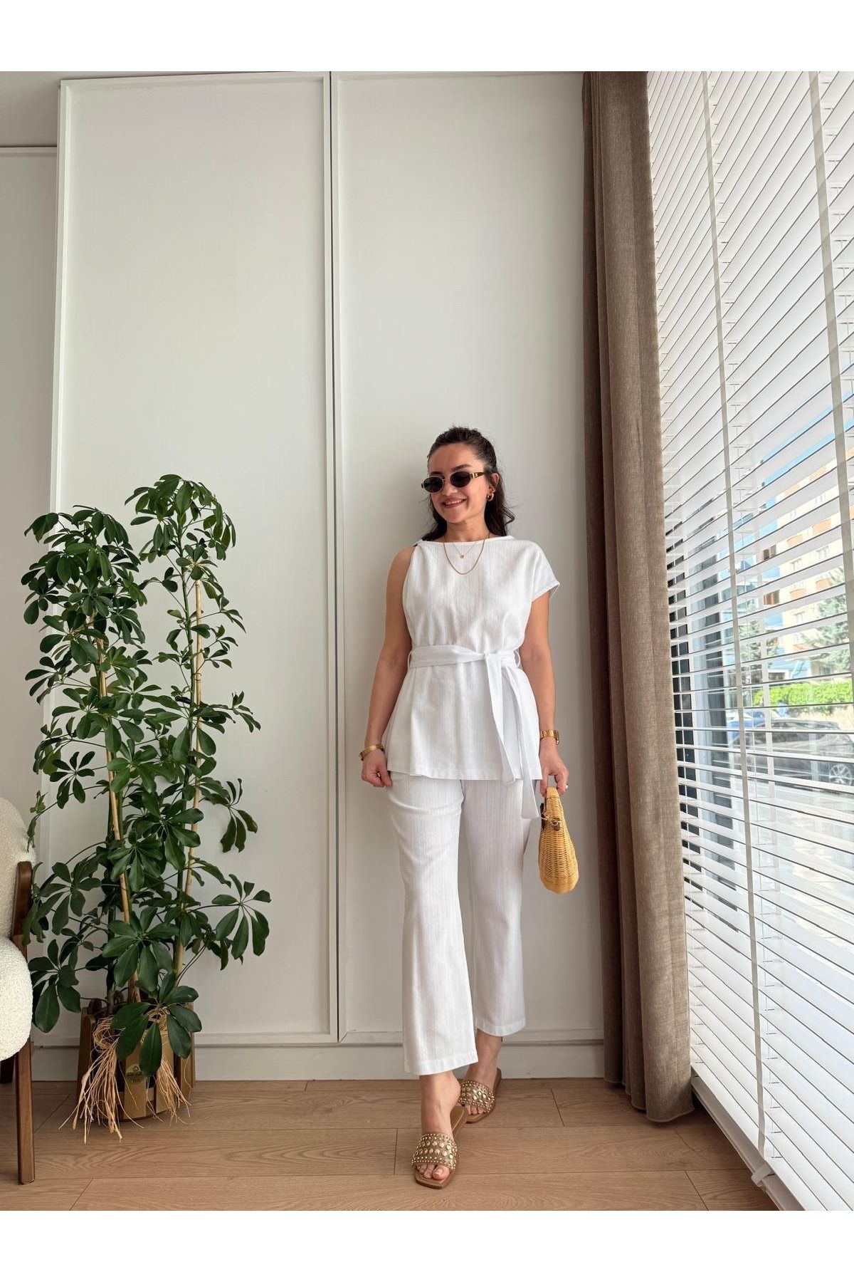 My Blog Beyaz Omzu Burgu Detaylı Bluz Pantolon Takım - 8644
