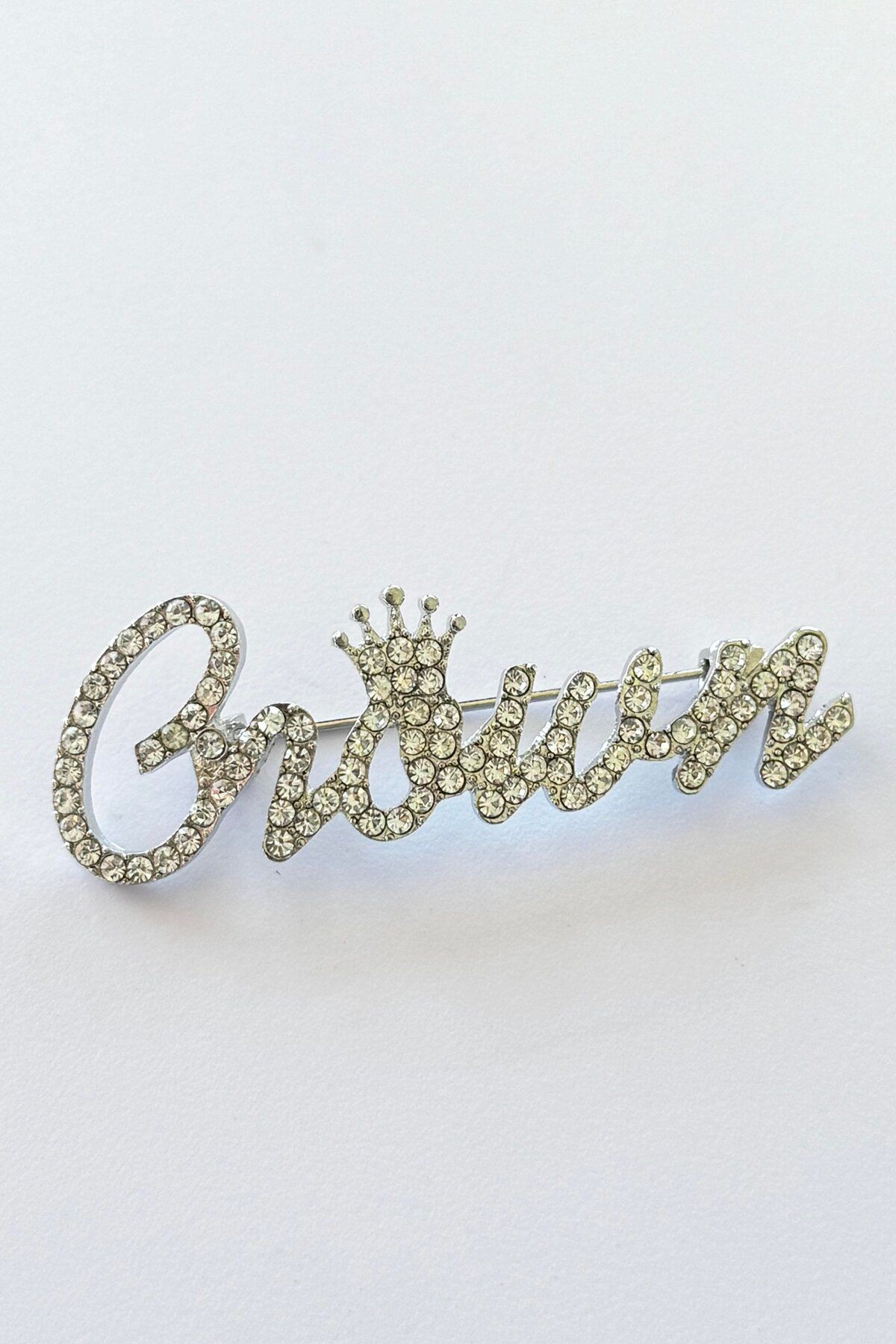 TAKIŞTIR Gümüş Renk Crown Yazılı Taşlı Broş
