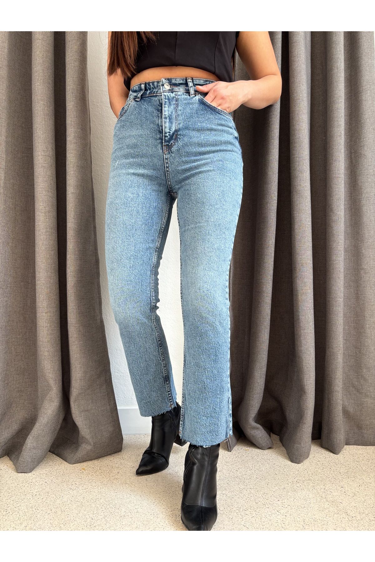 ROSSA Bilek Boy Mom Fit Jean