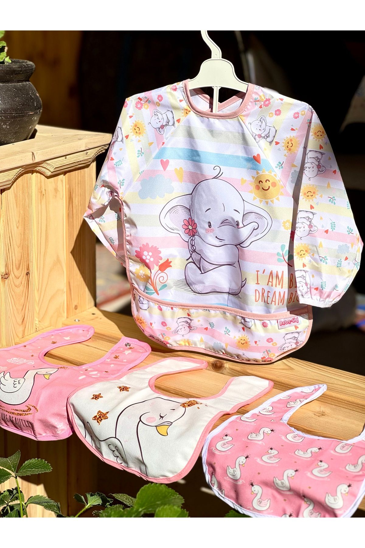 BETSY STUDIO Pembe Fil Desenli Cepli Kollu Aktivite Önlüğü & 3lü Pembe Kuğu Desenli Kutulu Önlük SET (6-24 Ay)