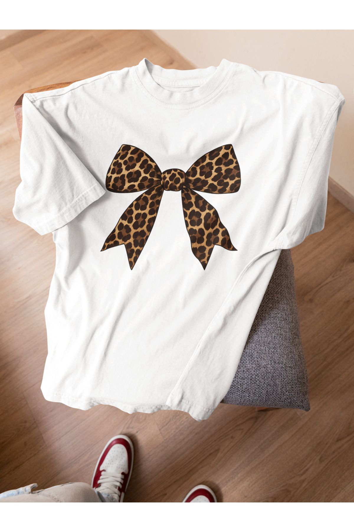 Lyonis Kadın Oversize Leopar Desenli Kurdele Baskılı Bisiklet Yaka Penye T-Shirt