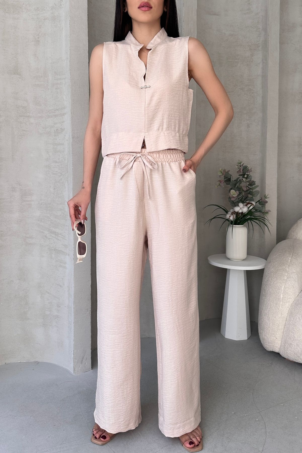 Fav Style Kadın Hakim Yaka Kolsuz Bluz ve Bol Paça Cepli Pantolon Alt-Üst Takım Krem