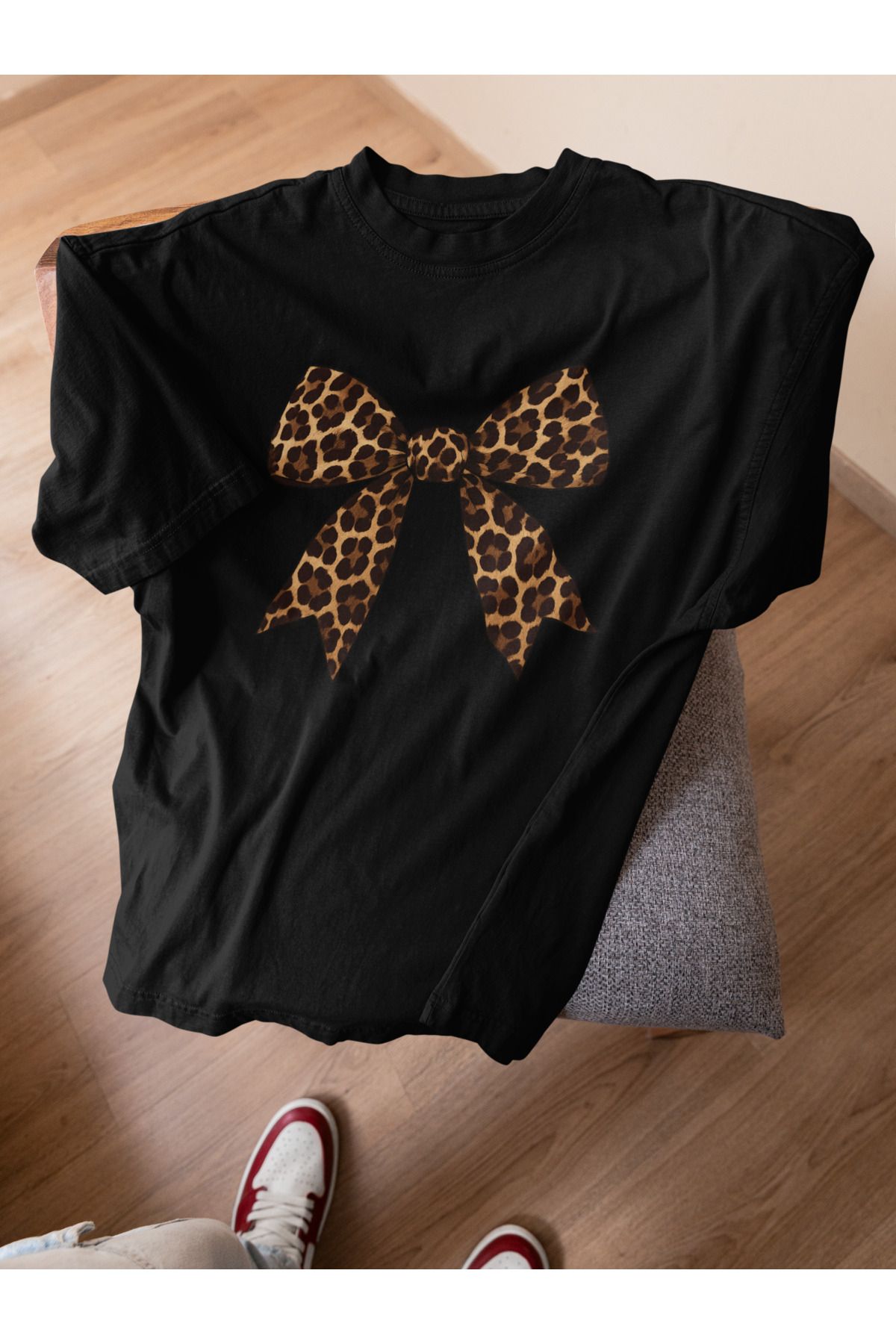 Lyonis Kadın Oversize Leopar Desenli Kurdele Baskılı Bisiklet Yaka Penye T-Shirt