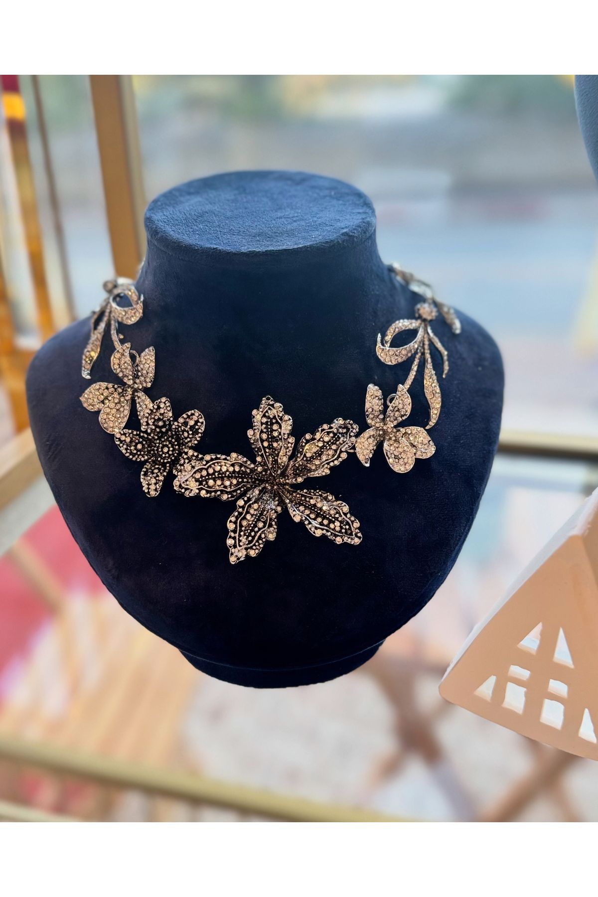 Doras Shine Taş Detaylı Çiçek Formlu Statement Kolye