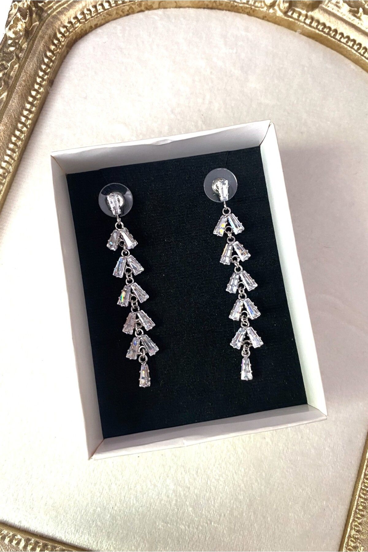 Diamara Designs Sallantılı Zirkon Taşlı Kadın Küpe – Altın ve Gümüş Kaplama Abiye Küpe
