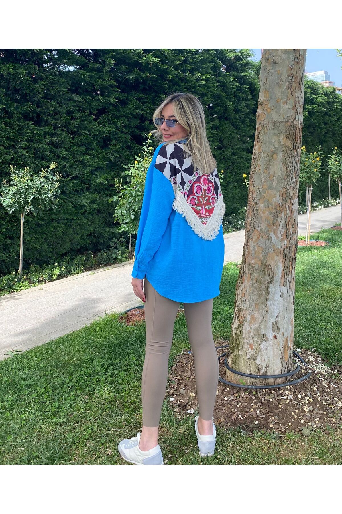 Bellis Arkası Etnik Desenli Püskül Detaylı Keten Gömlek