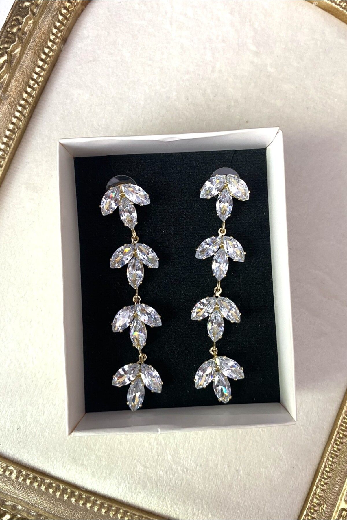 Diamara Designs Sallantılı Zirkon Taşlı Kadın Küpe – Altın ve Gümüş Kaplama Abiye Küpe