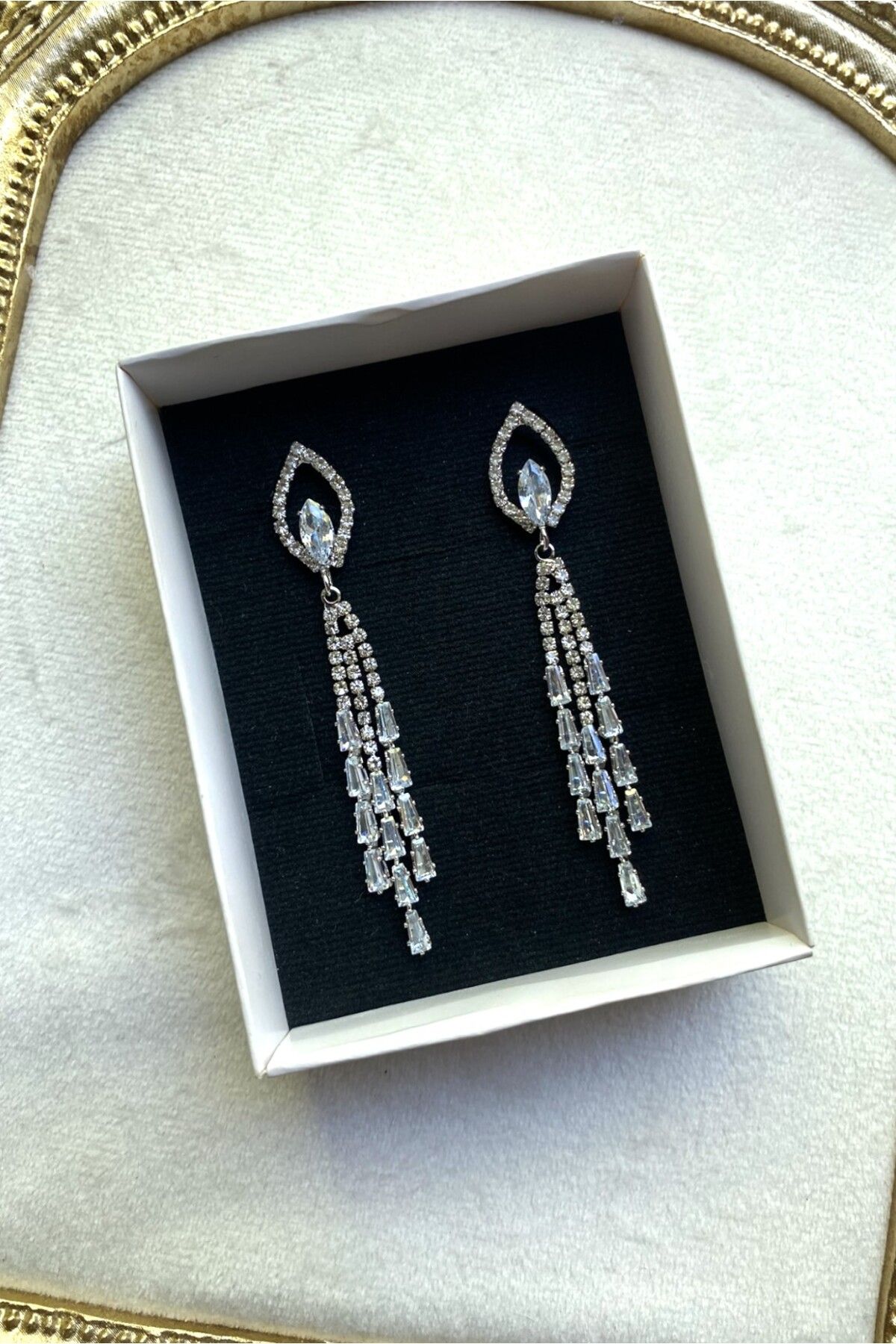 Diamara Designs Sallantılı Zirkon Taşlı Kadın Küpe – Altın ve Gümüş Kaplama Abiye Küpe