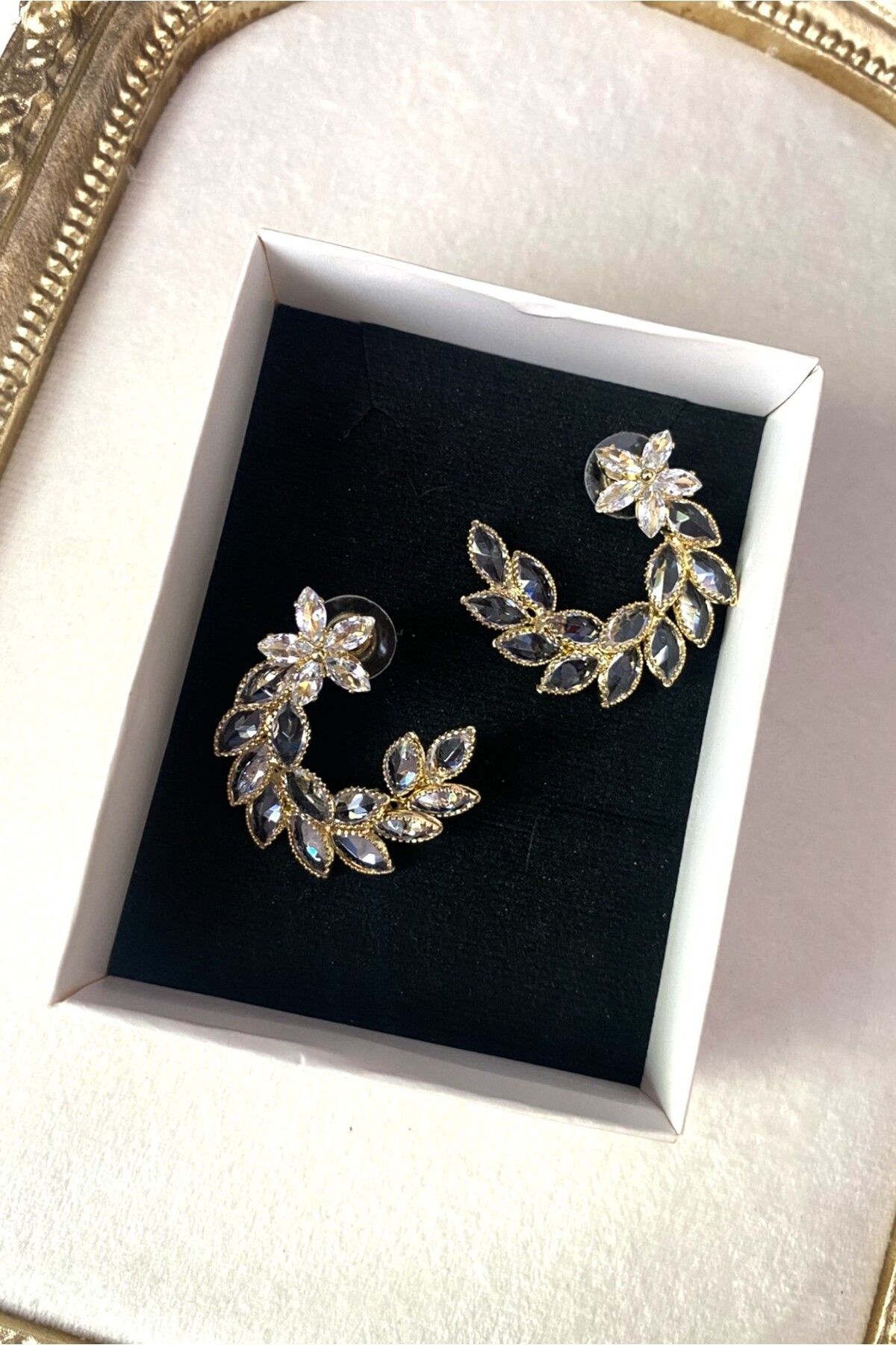 Diamara Designs Sallantılı Zirkon Taşlı Kadın Küpe – Altın ve Gümüş Kaplama Abiye Küpe