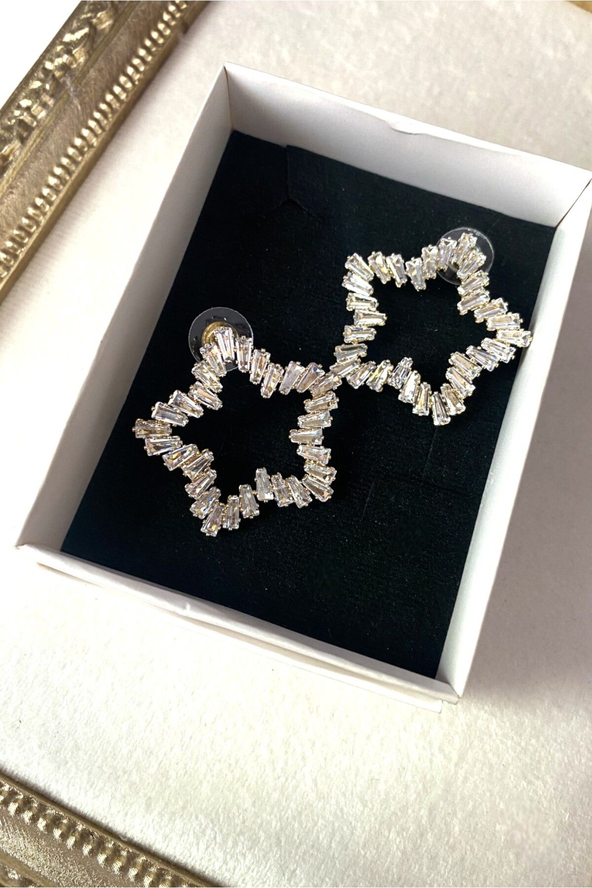 Diamara Designs Sallantılı Zirkon Taşlı Kadın Küpe – Altın ve Gümüş Kaplama Abiye Küpe