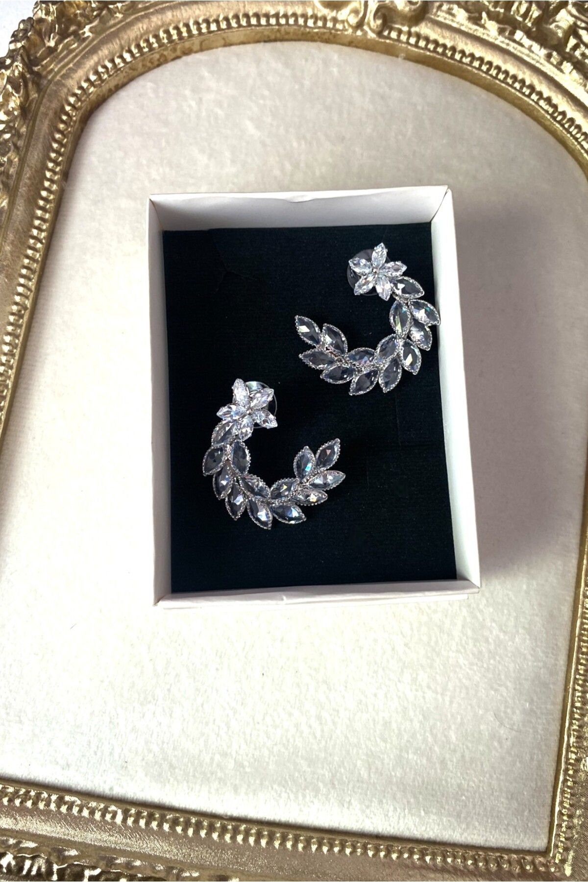 Diamara Designs Sallantılı Zirkon Taşlı Kadın Küpe – Altın ve Gümüş Kaplama Abiye Küpe