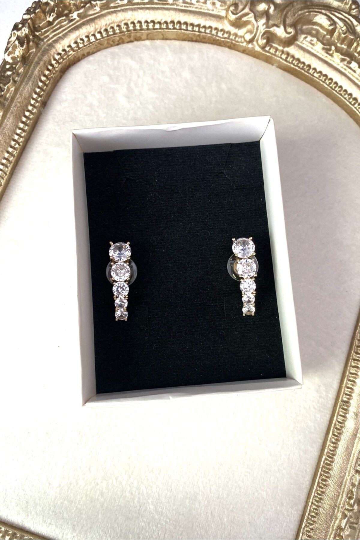 Diamara Designs Sallantılı Zirkon Taşlı Kadın Küpe – Altın ve Gümüş Kaplama Abiye Küpe