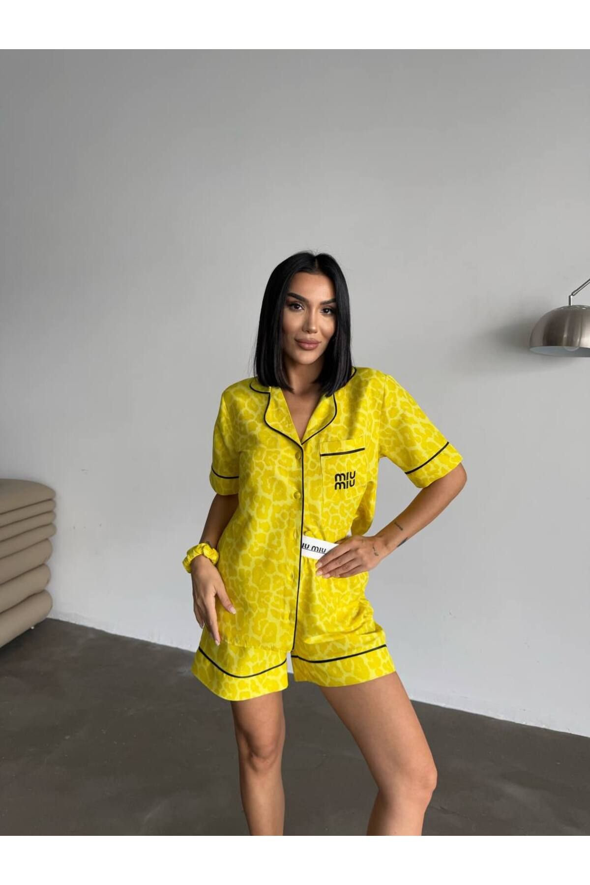 MODA İpek Saten Sarı Leopar Desenli Şortlu Takım (Toka Hediyeli)