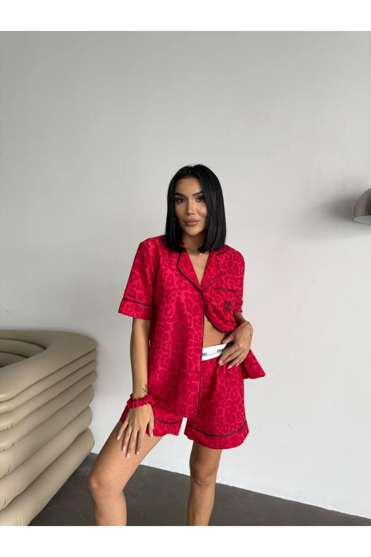 MODA İpek Saten Kırmızı Leopar Desenli Şortlu Takım (Toka Hediyeli)