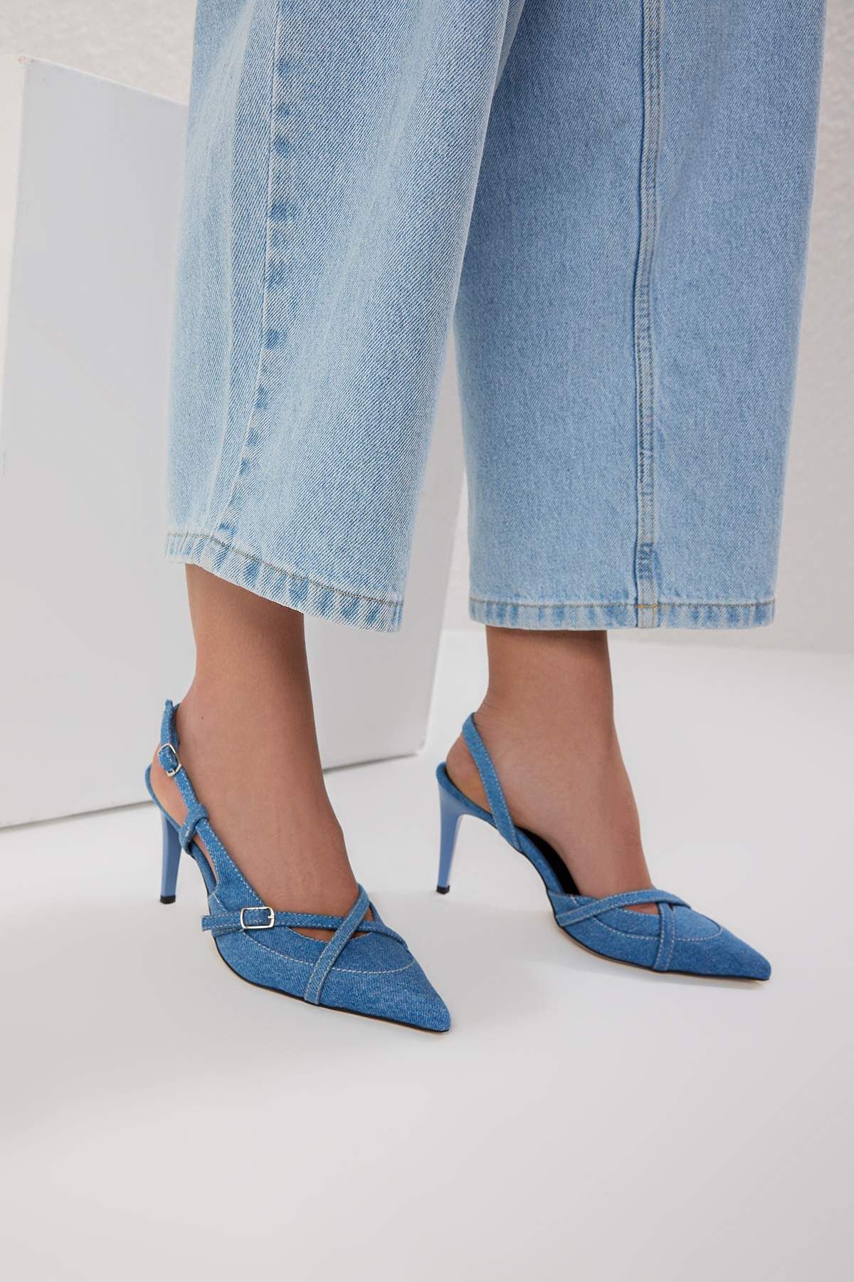 TRENDYOL SHOES Niebieskie Jeansowe Buty Damskie Na Obcasie Typu Szpilka Z Kontrastowym Przeszyciem I Szpiczastym Noskiem Kobieta - 38