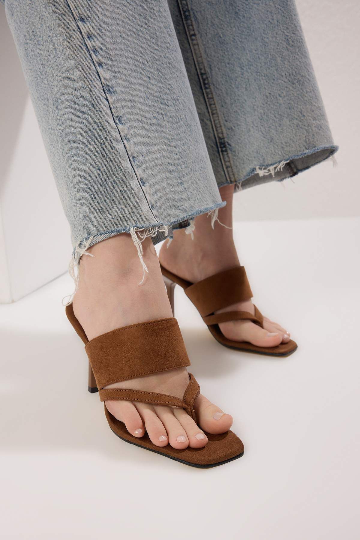 TRENDYOL SHOES Brązowe Zamszowe Klapki Z Kwadratowym Noskiem Damskie Cienkie Klapki Na Obcasie Kobieta - 38