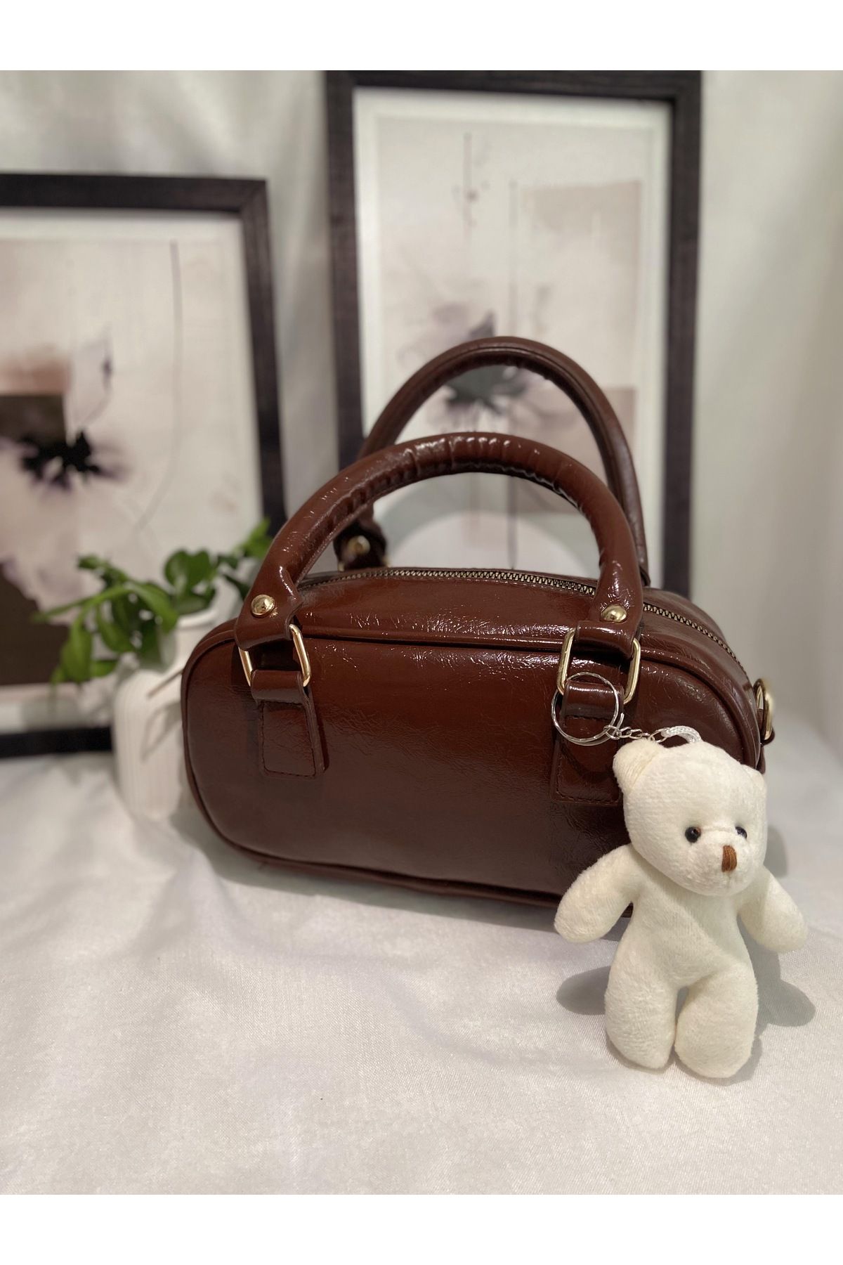 ADG BOWLİNG Mini Bowling Bag Mini Charm Detaylı Krem El Çantası.ürünün Askı Ipi Bulunmaktadır.içi Astarlıdır.
