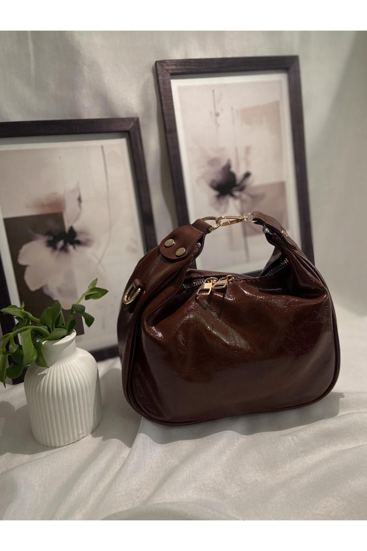 HOBO Bag Kadın Oval Mini Kahvrengi El Çantası.; Ürünün Askı Ipi Bulunmaktadır.; Bag